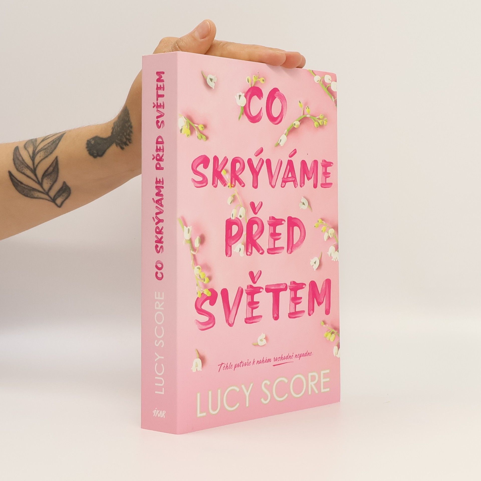Lucy Score Co skrýváme před světem