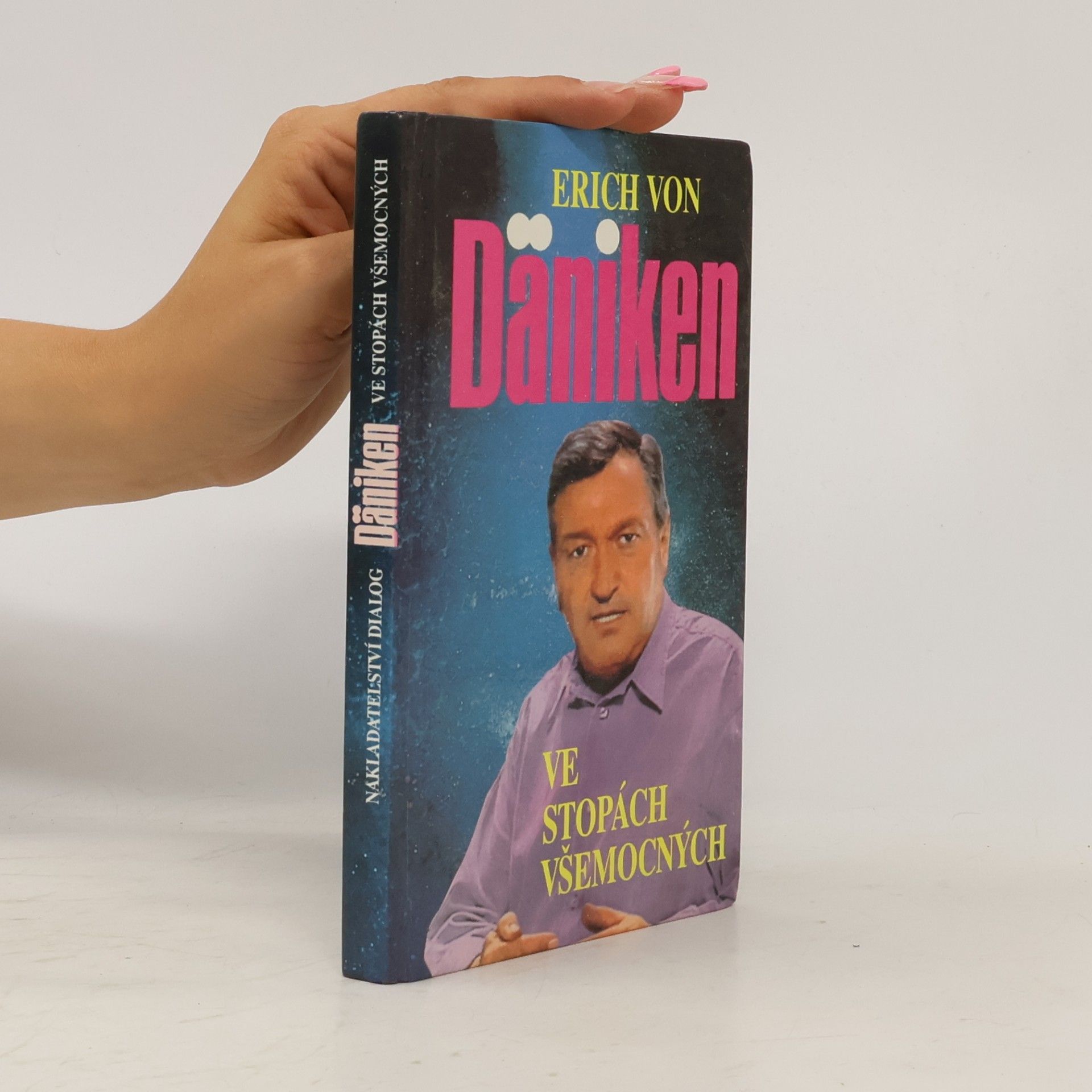 Erich von Däniken Ve stopách všemocných