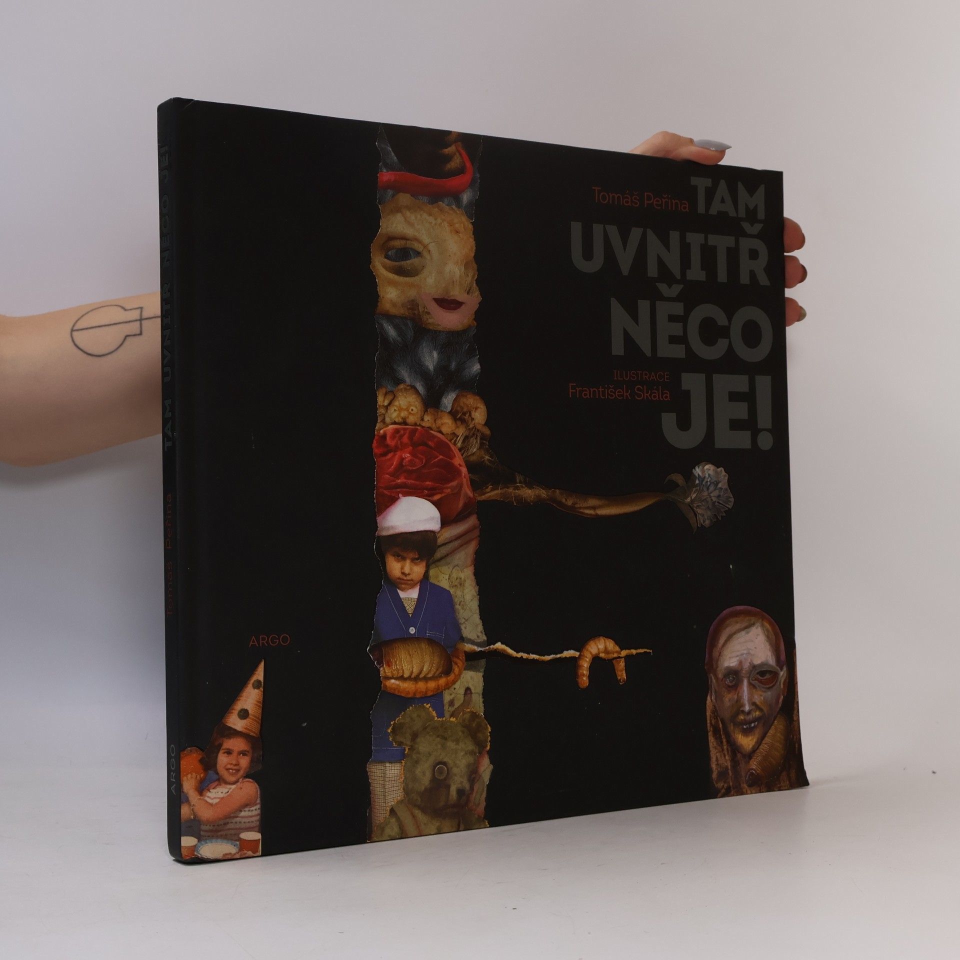 Tam uvnitř něco je!