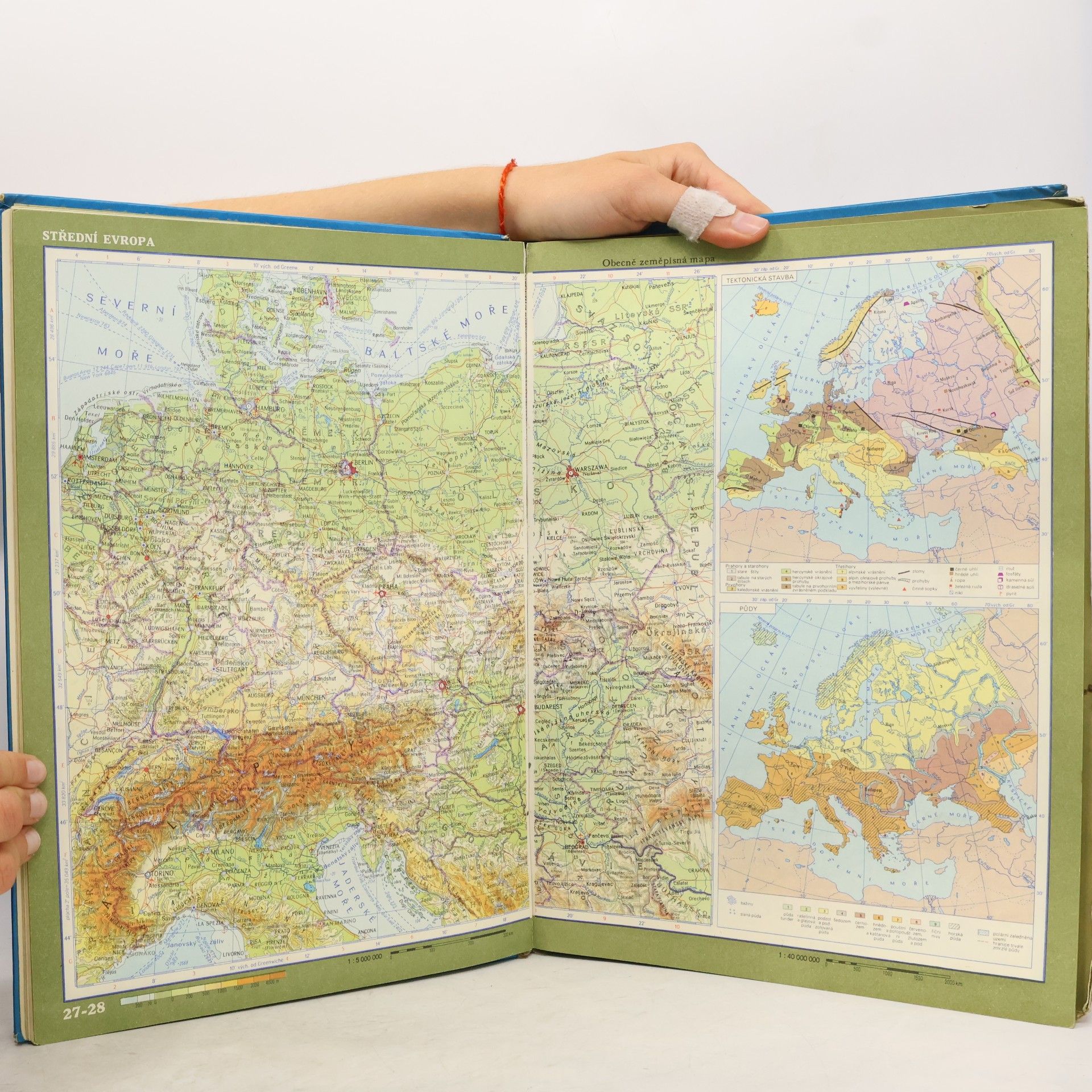Autorenkollektiv Atlas světa