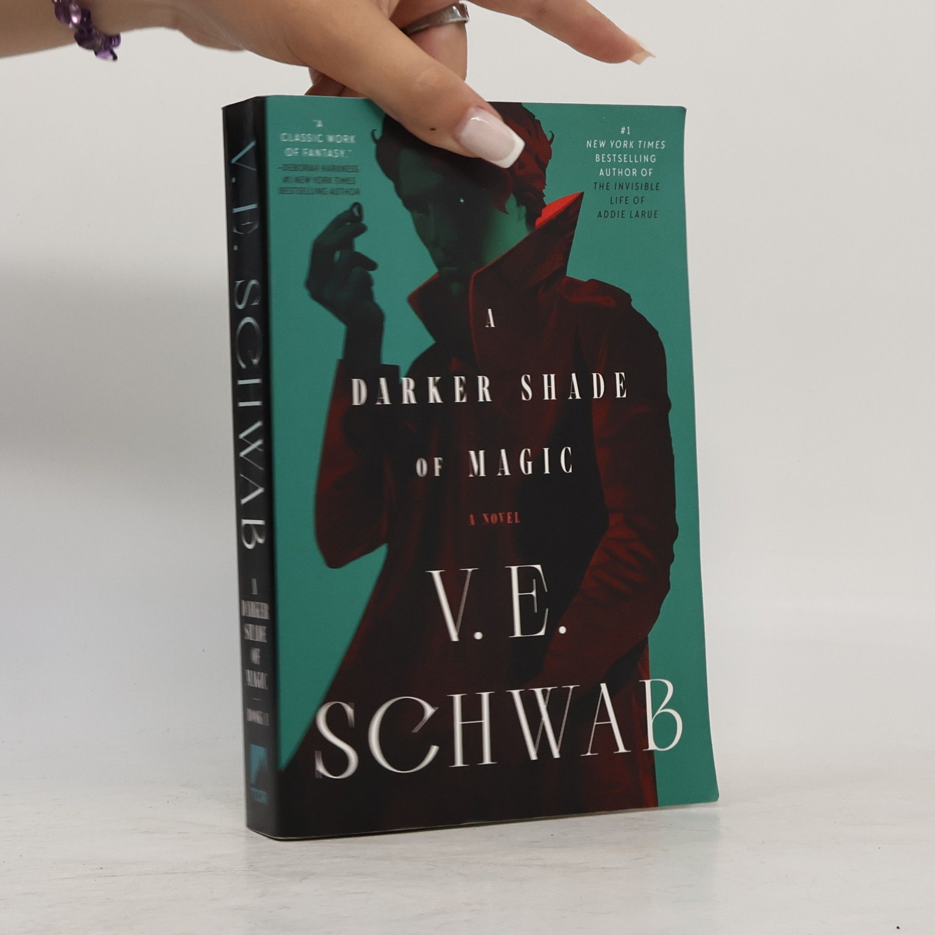 Victoria Schwabová A Darker Shade of Magic