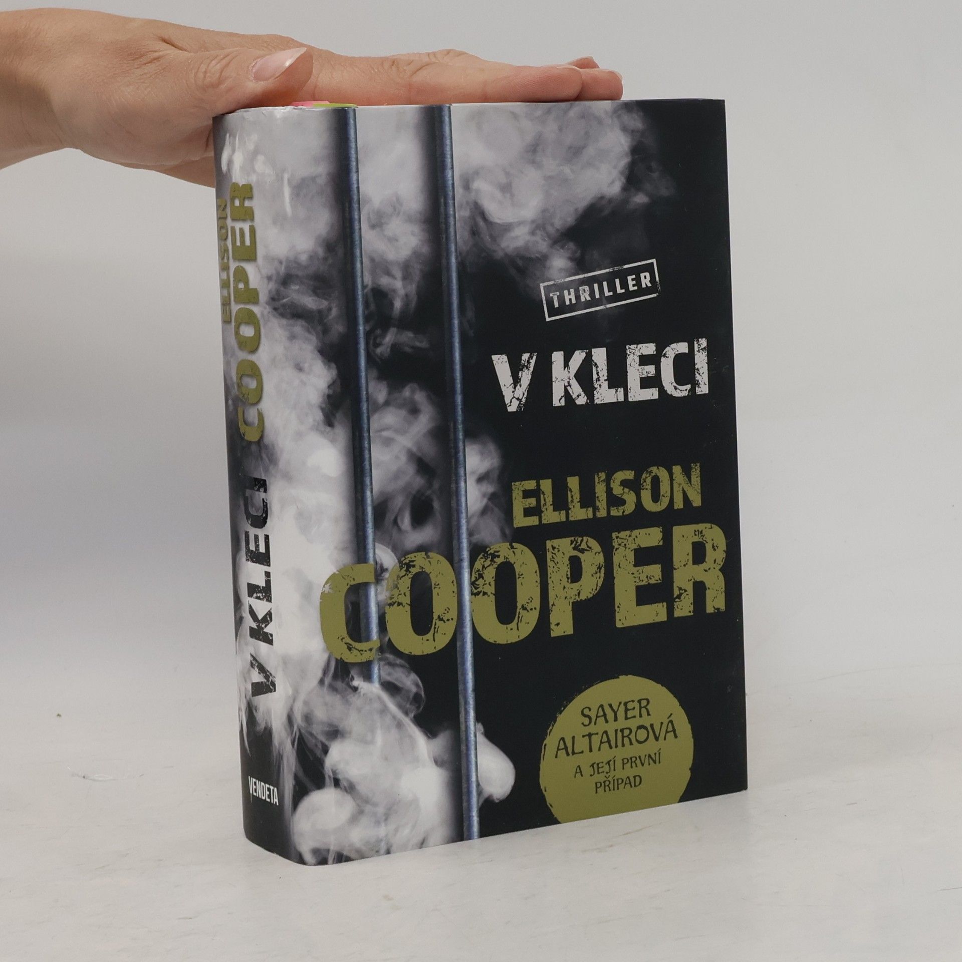 Ellison Cooper V kleci
