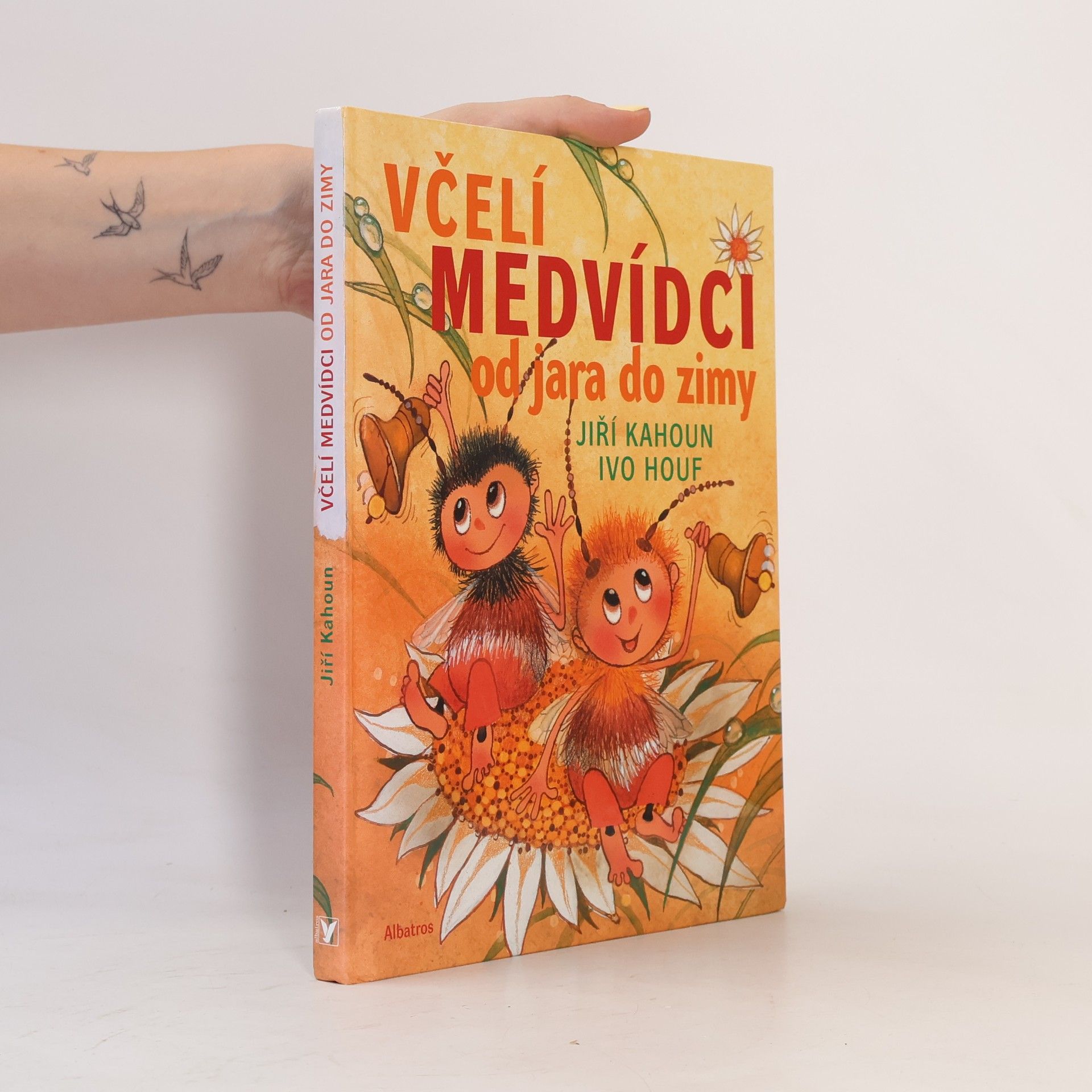 Jiří Kahoun Včelí medvídci od jara do zimy