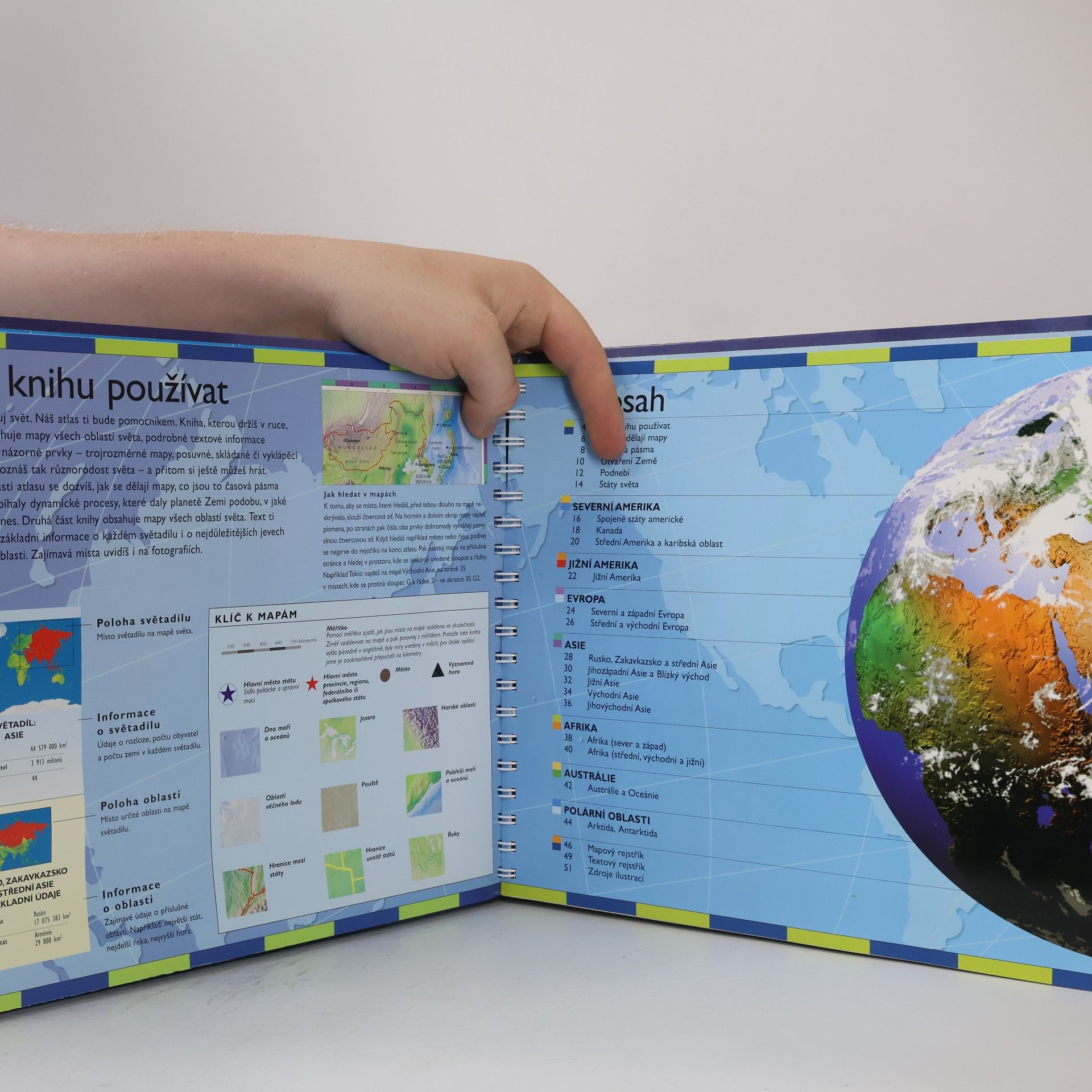 Elain Jackson Atlas světa. Plný překvapení a zábavy