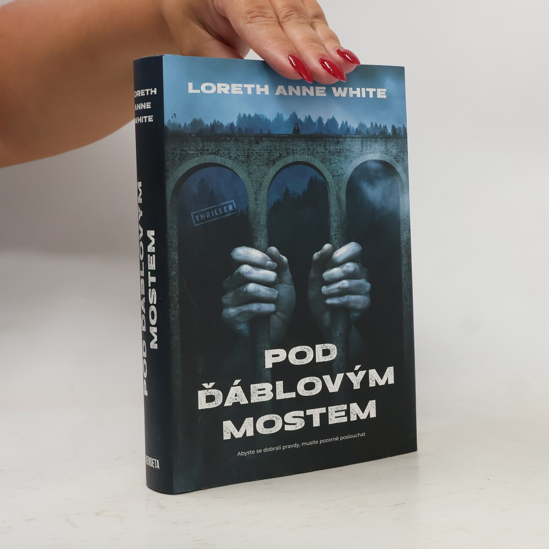 Loreth Anne White Pod ďáblovým mostem