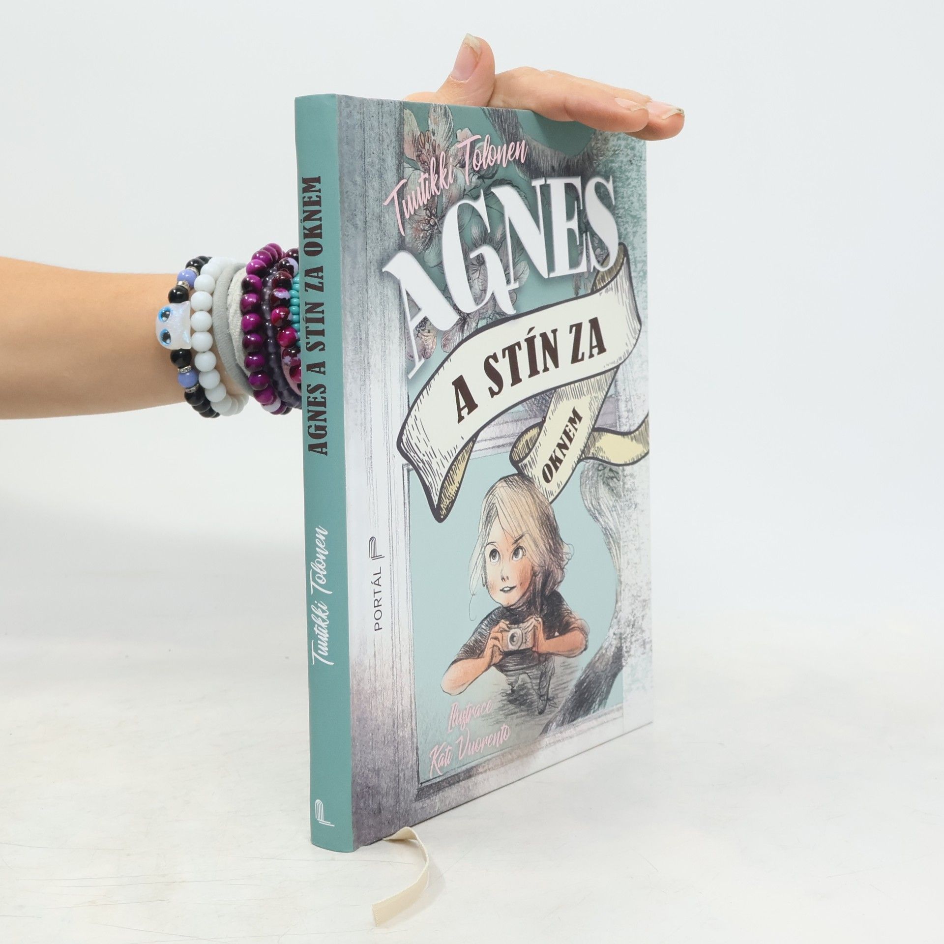 Kati Vuorento Agnes a stín za oknem