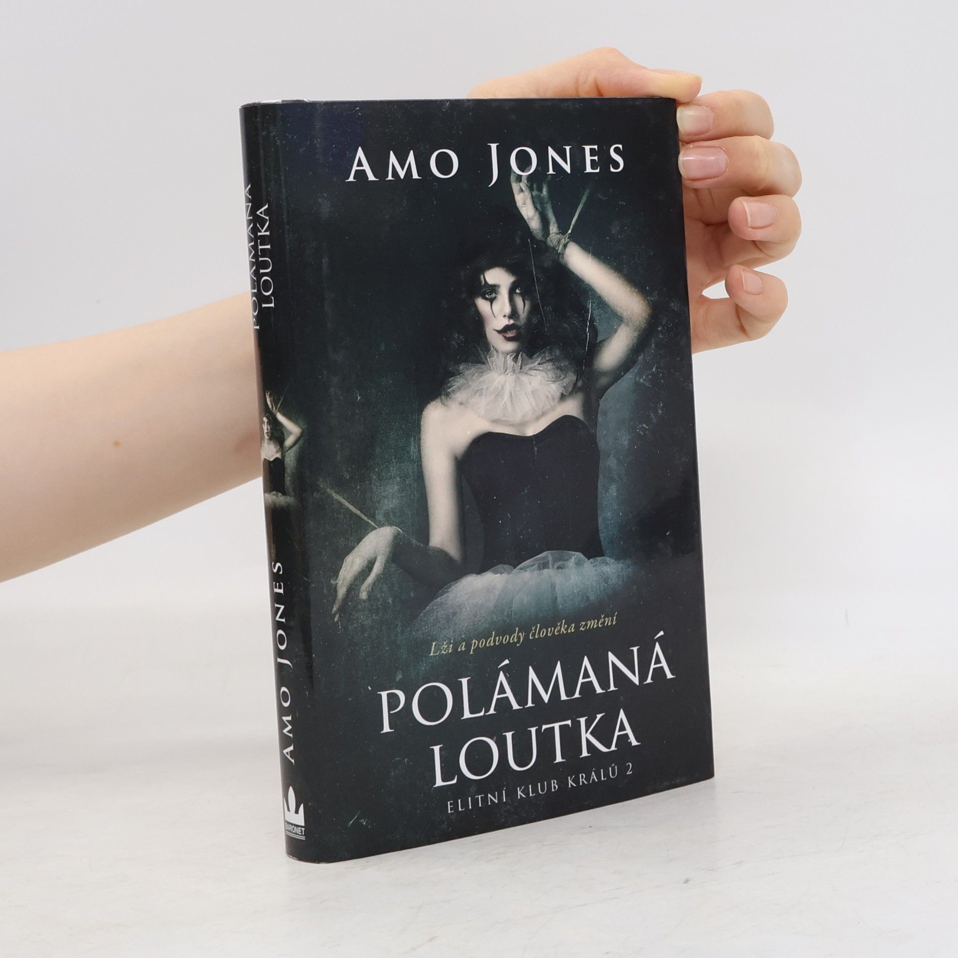 Amo Jones Polámaná loutka