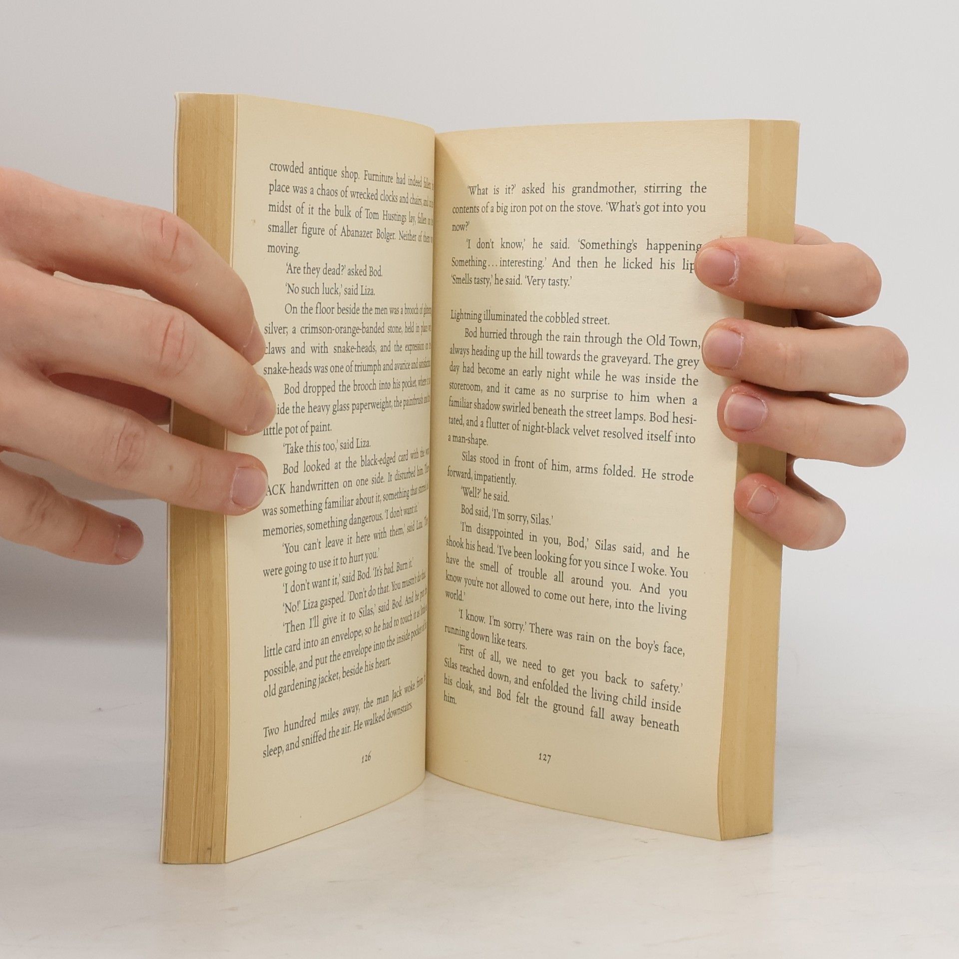 Neil Gaiman The Graveyard Book