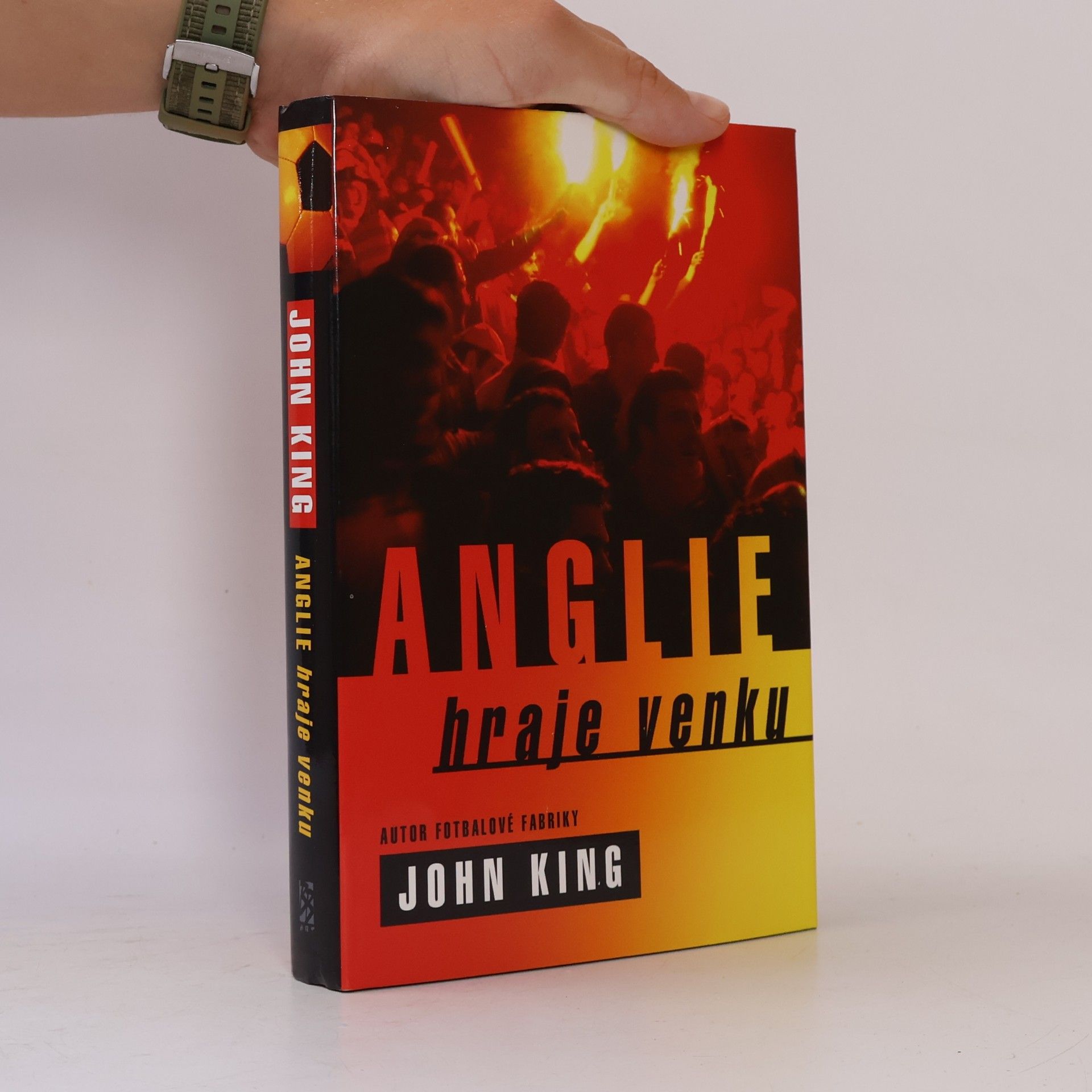 John Paul King Anglie hraje venku