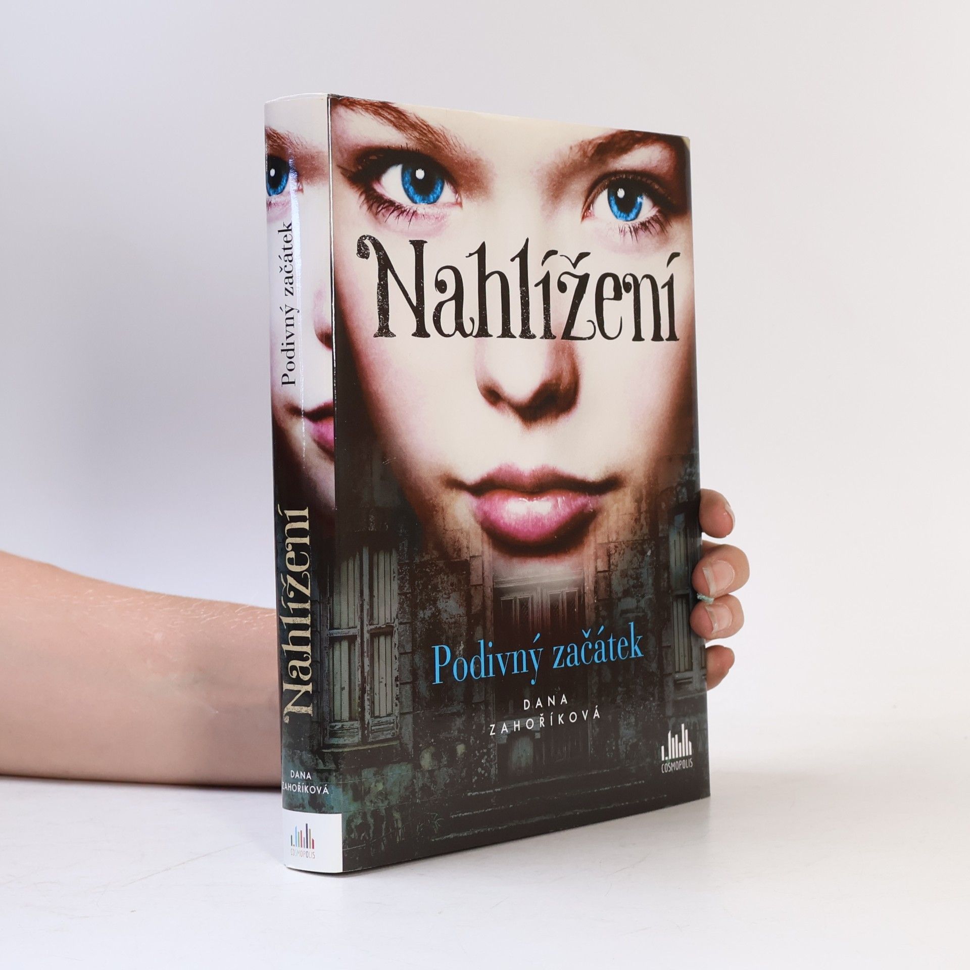 Dana Zahoříková Nahlížení. Podivný začátek