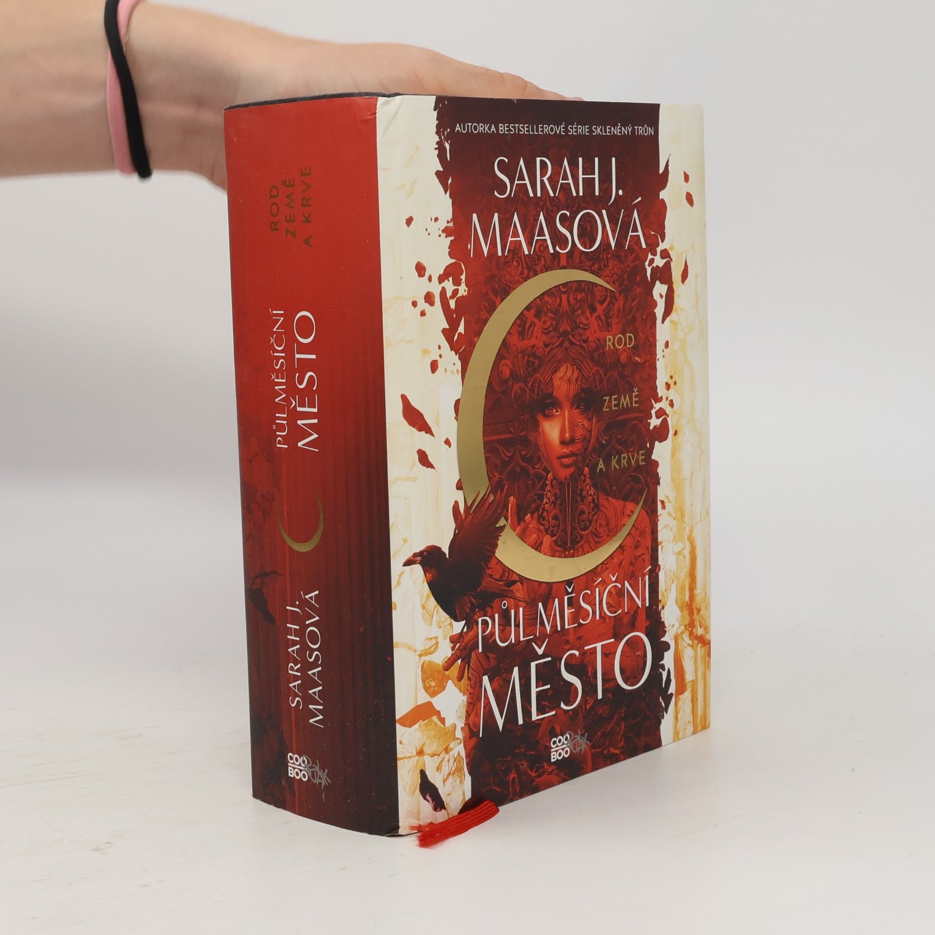 Sarah J. Maas Půlměsíční město. Rod země a krve