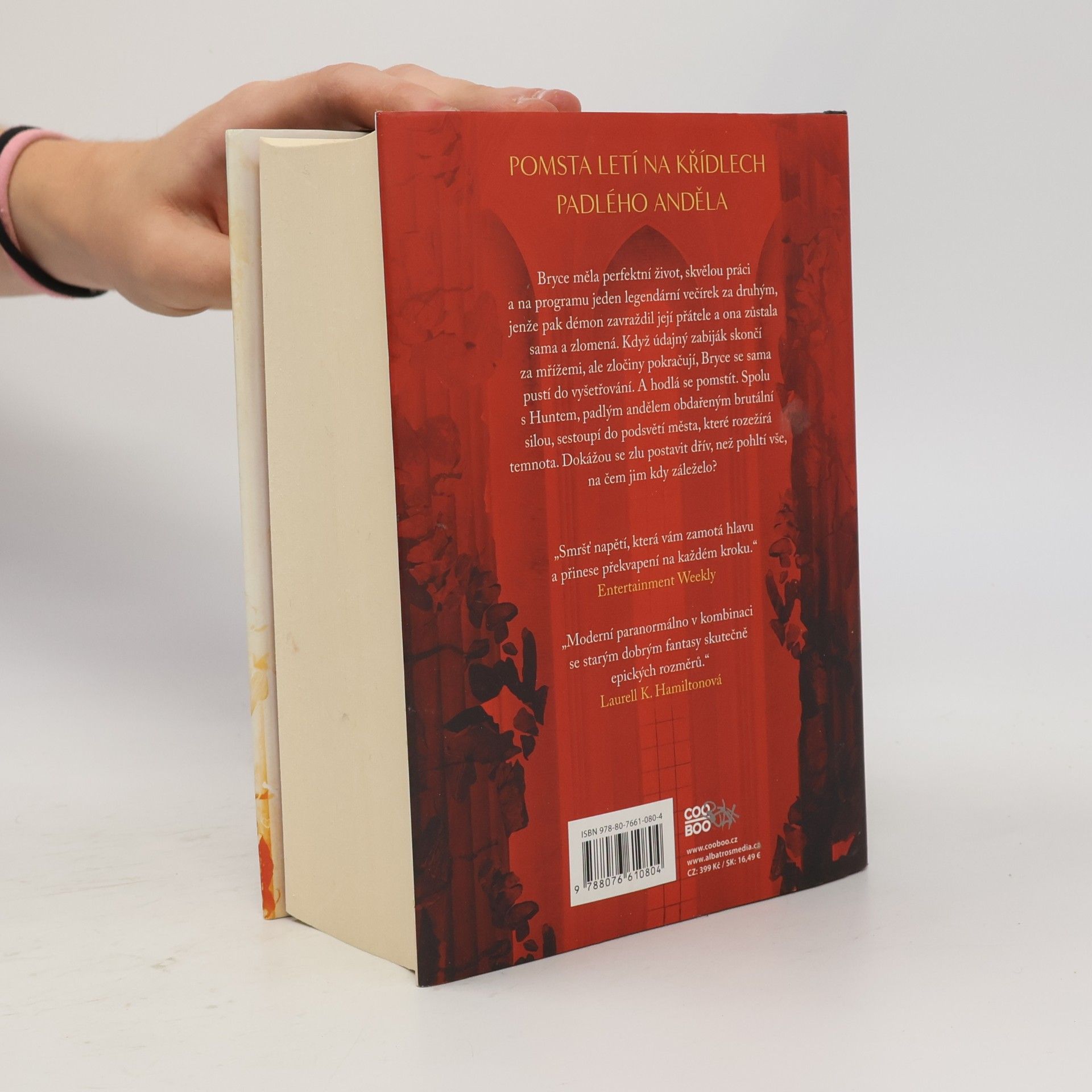 Sarah J. Maas Půlměsíční město. Rod země a krve