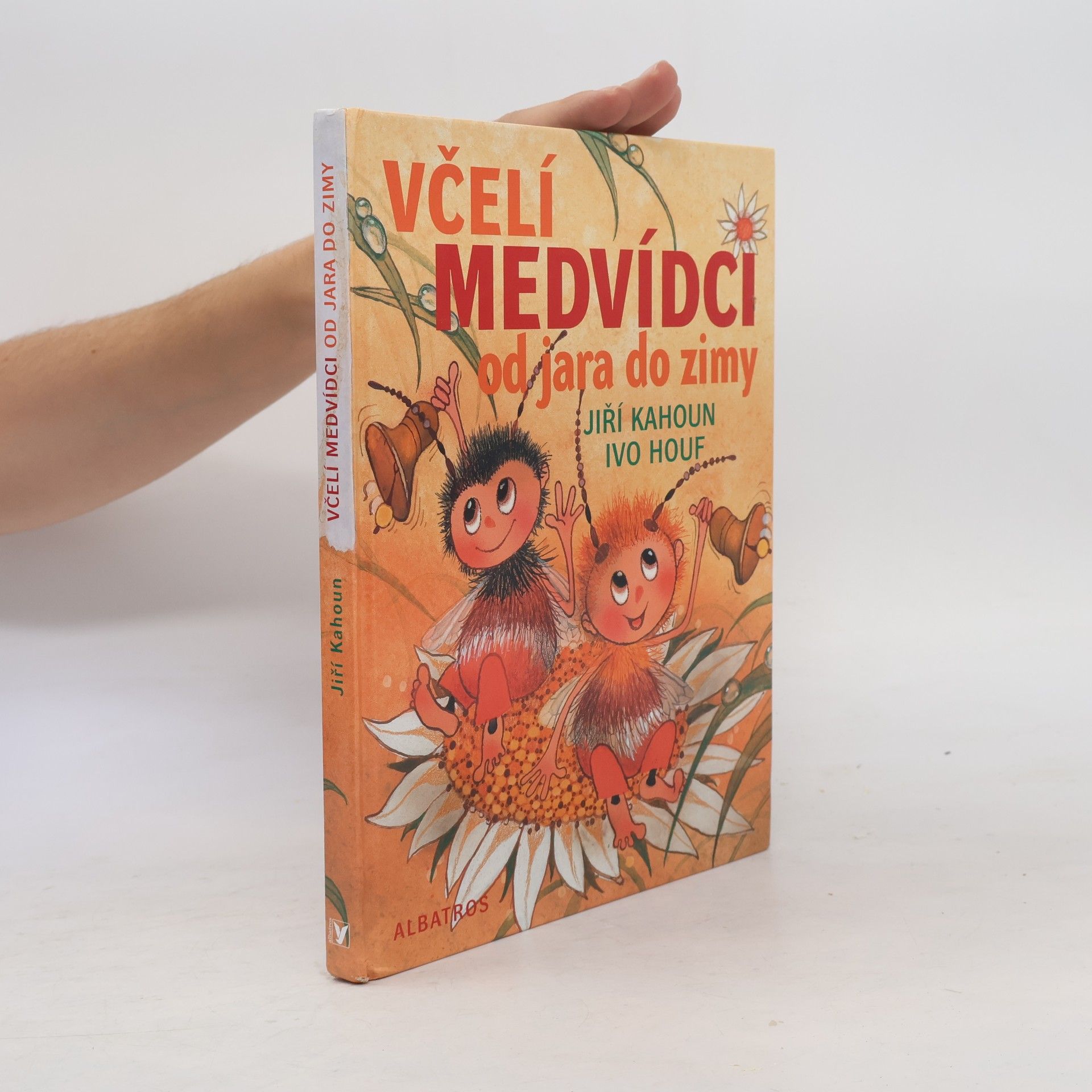 Včelí medvídci od jara do zimy