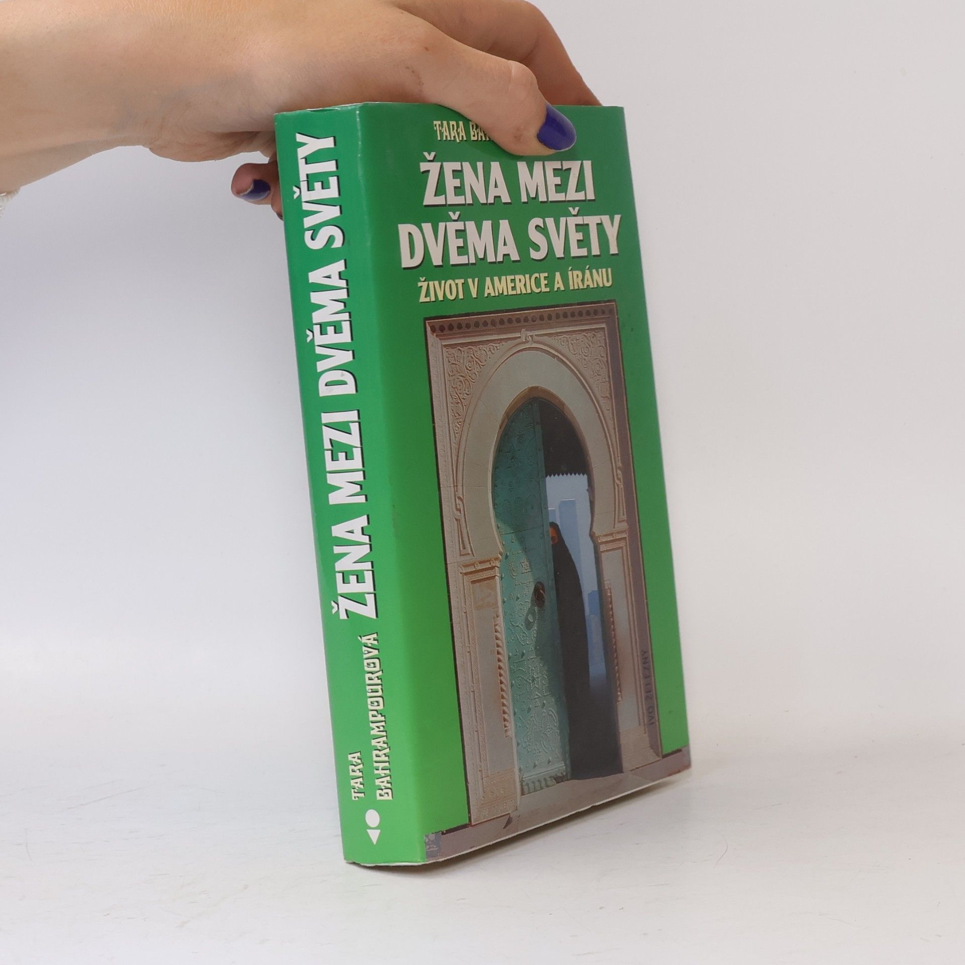 Tara Bahrampour Žena mezi dvěma světy
