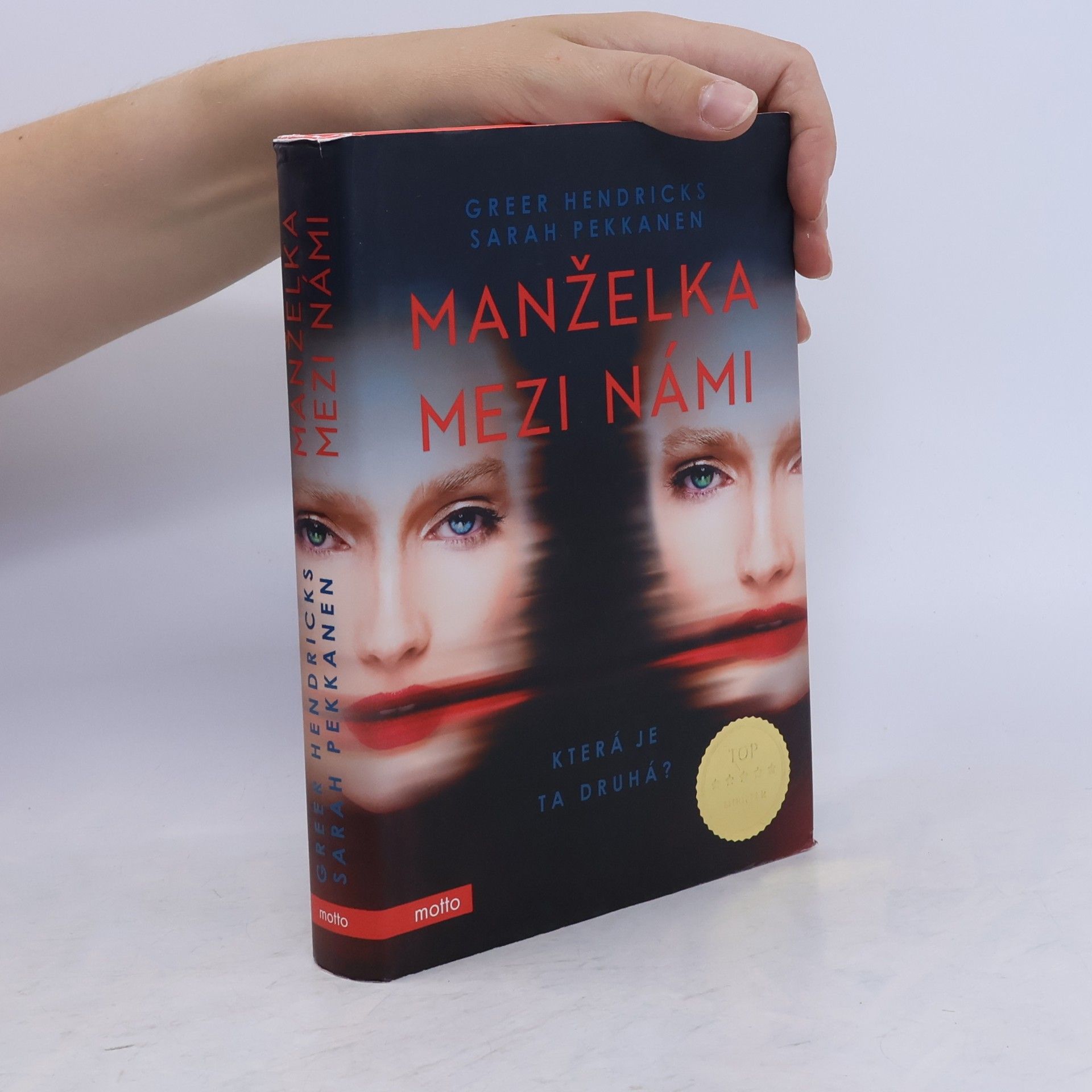 Greer Hendricks Manželka mezi námi