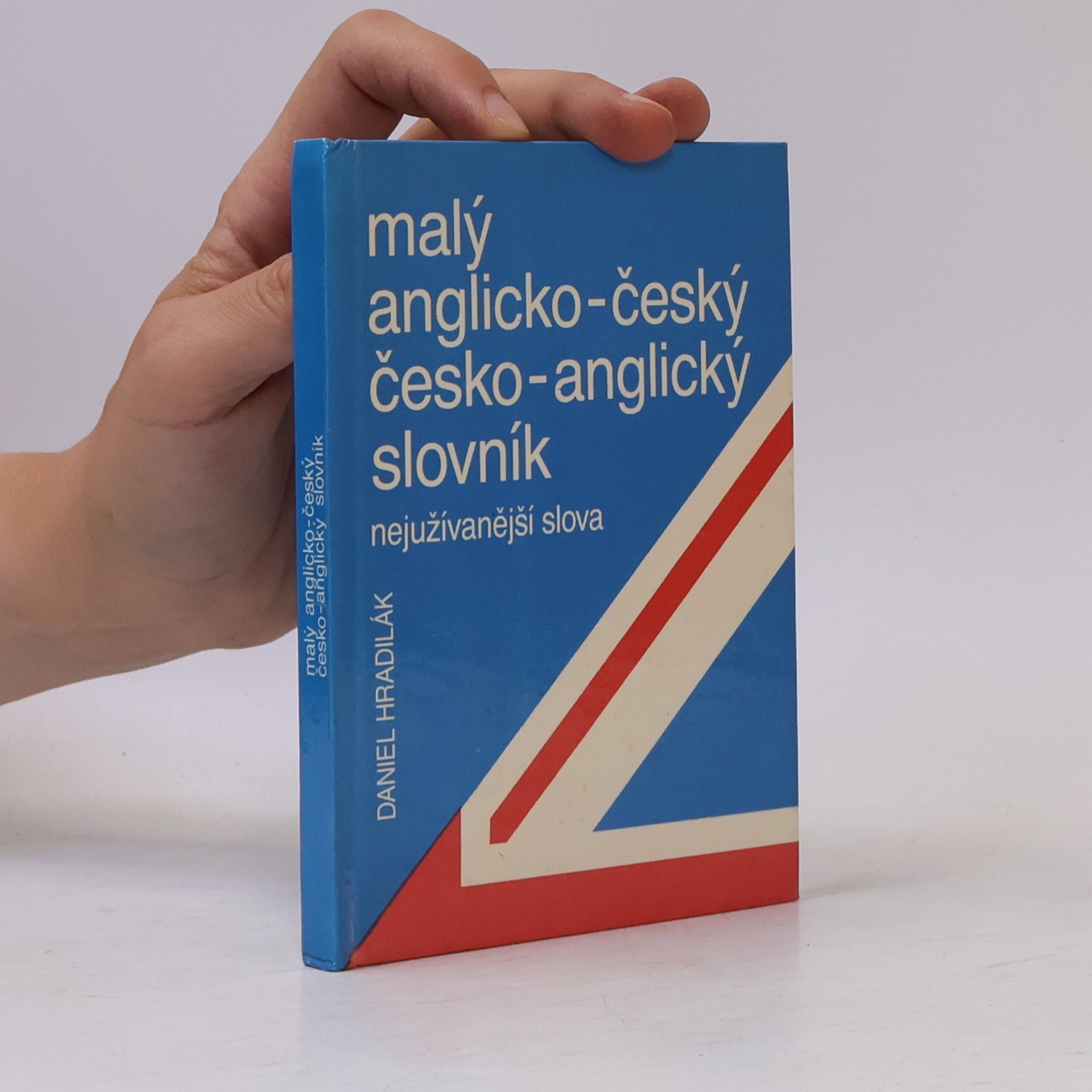 Daniel Hradilák Malý anglicko-český, česko-anglický slovník: Nejužívanější slova