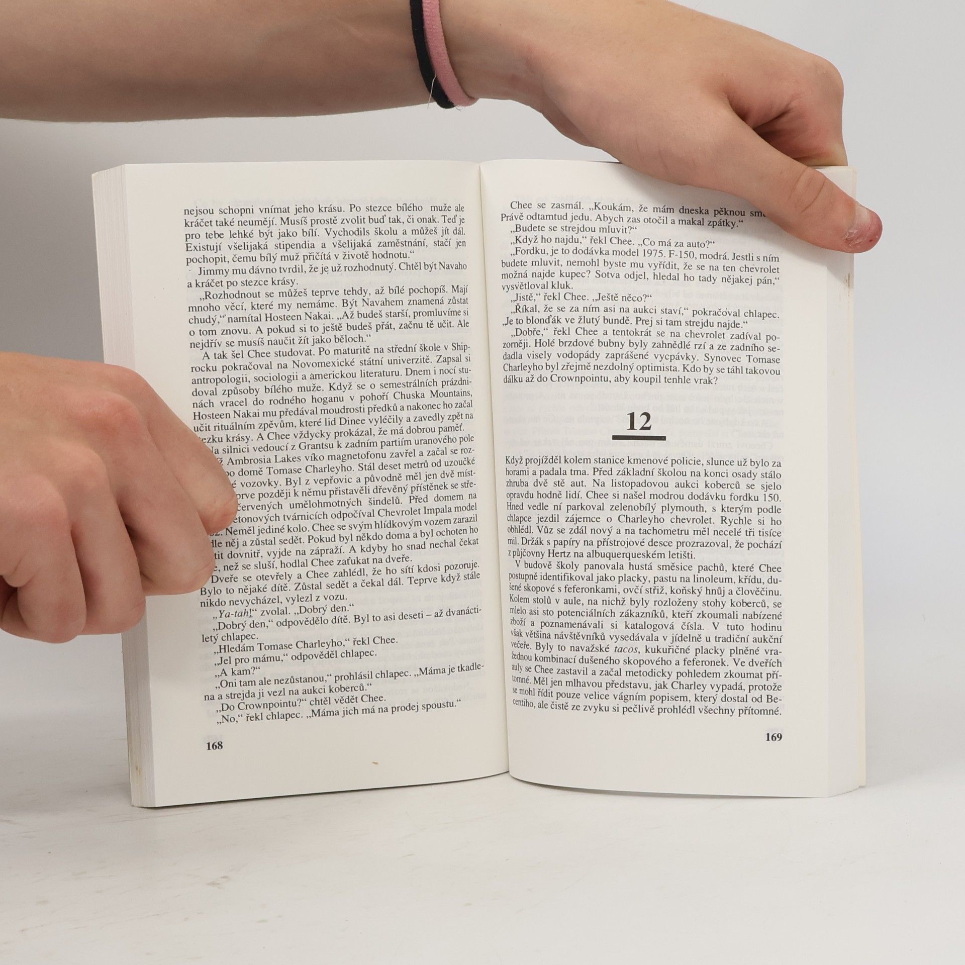 Tony Hillerman Dům, kde tančí mrtví ; Lidé temnot