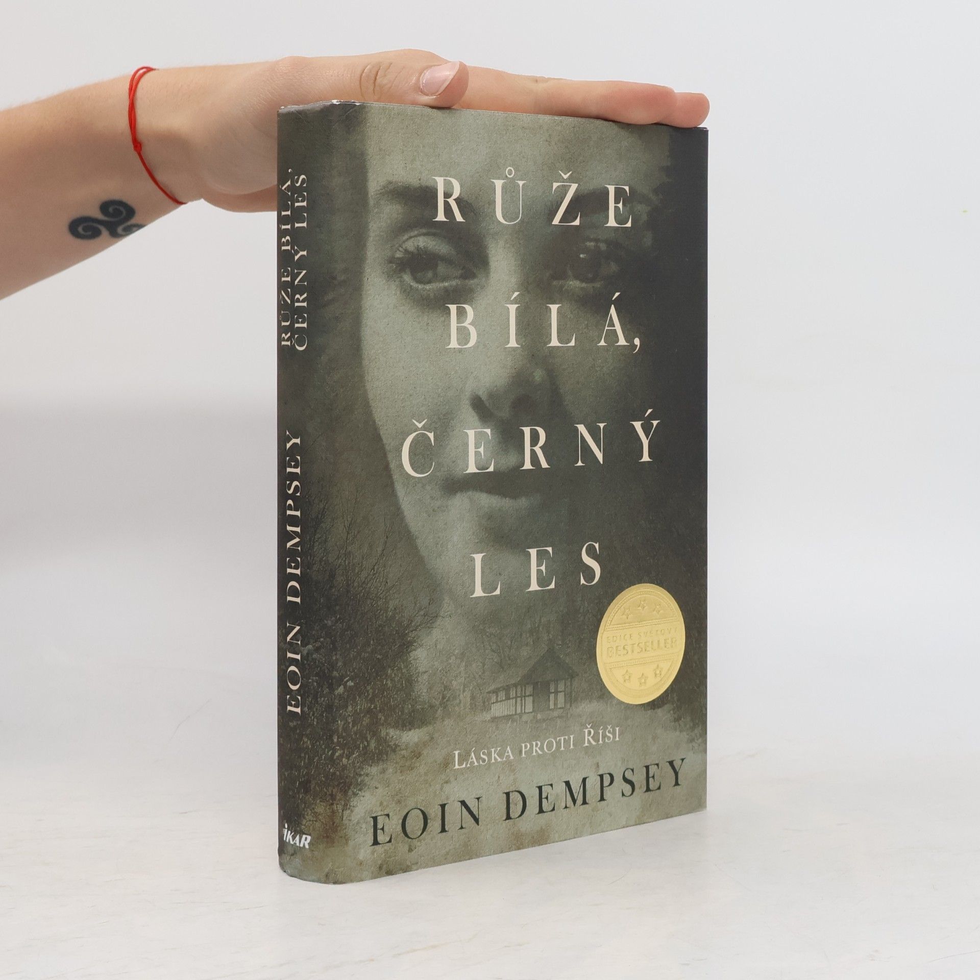 Eoin Dempsey Růže bílá, černý les