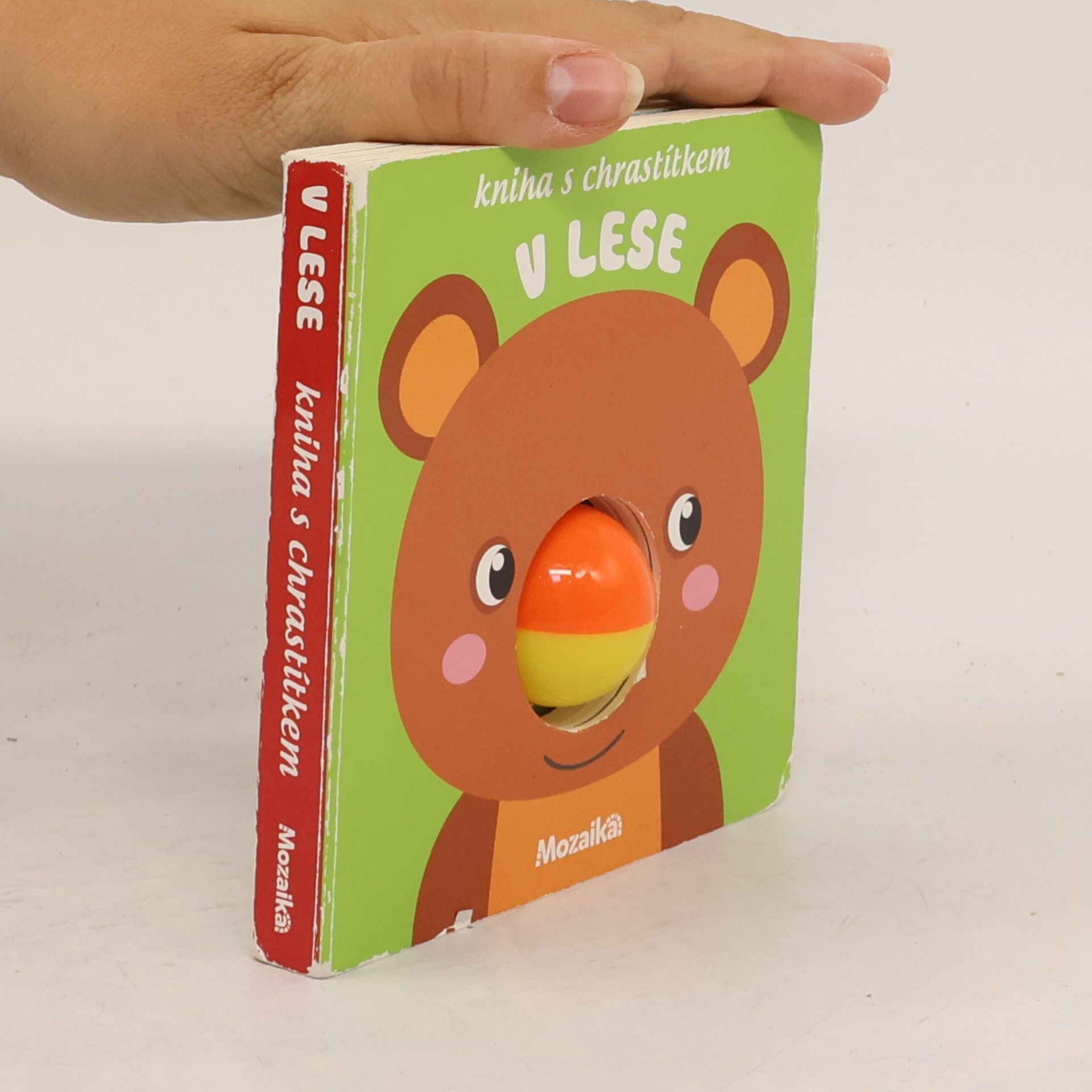 Kolektiv autorů V lese : kniha s chrastítkem