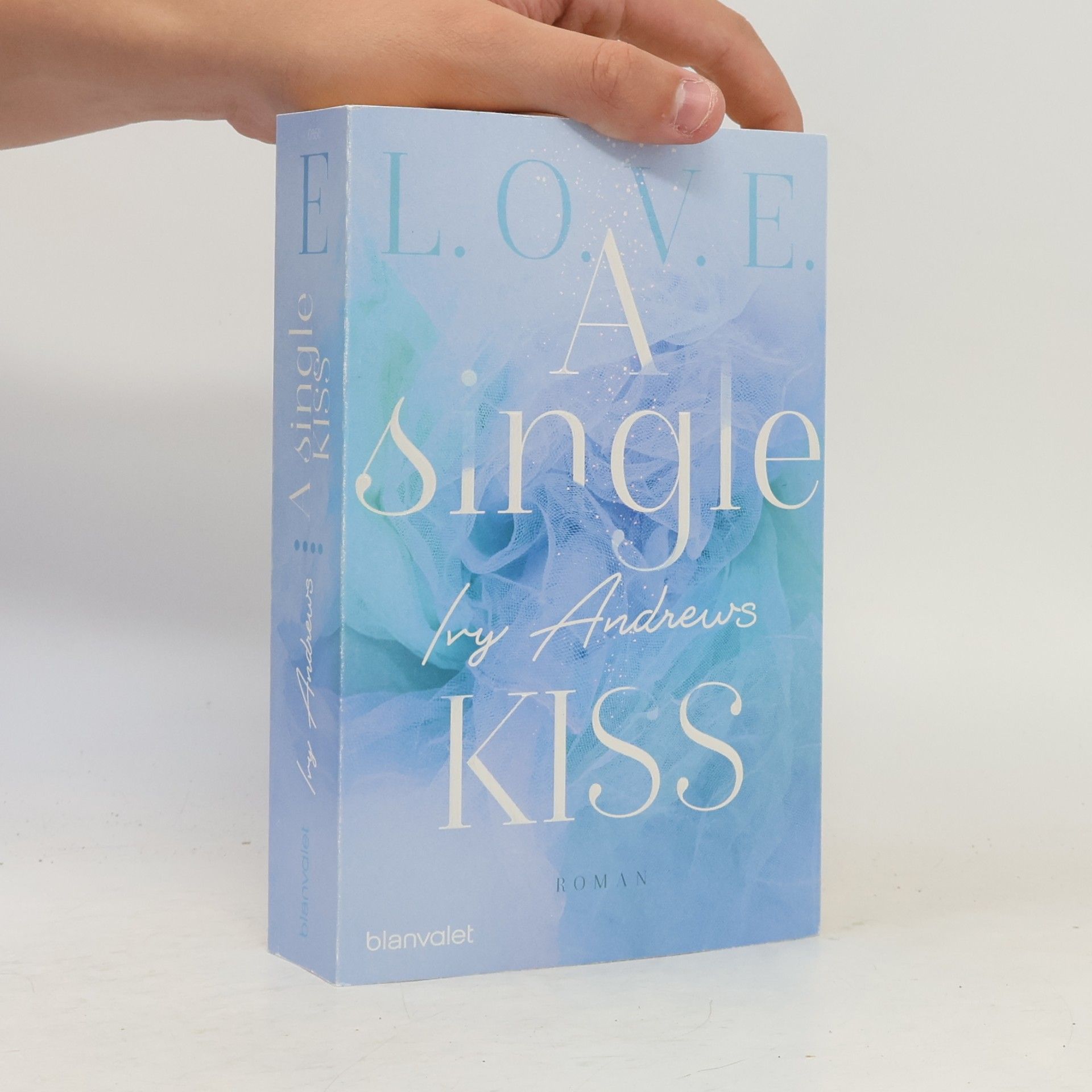 Ivy Andrews L.O.V.E. 4: A single kiss