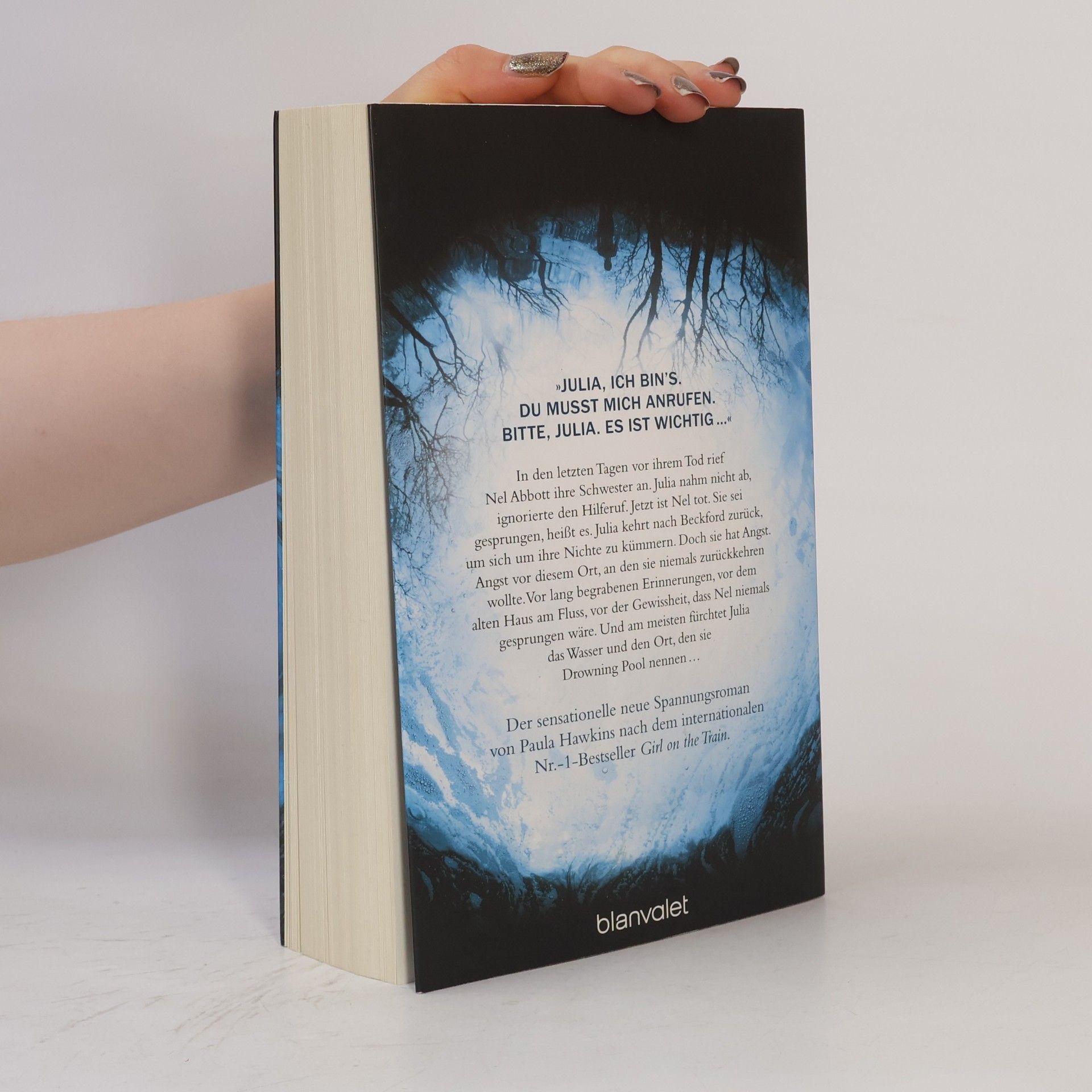 Paula Hawkins Into the Water