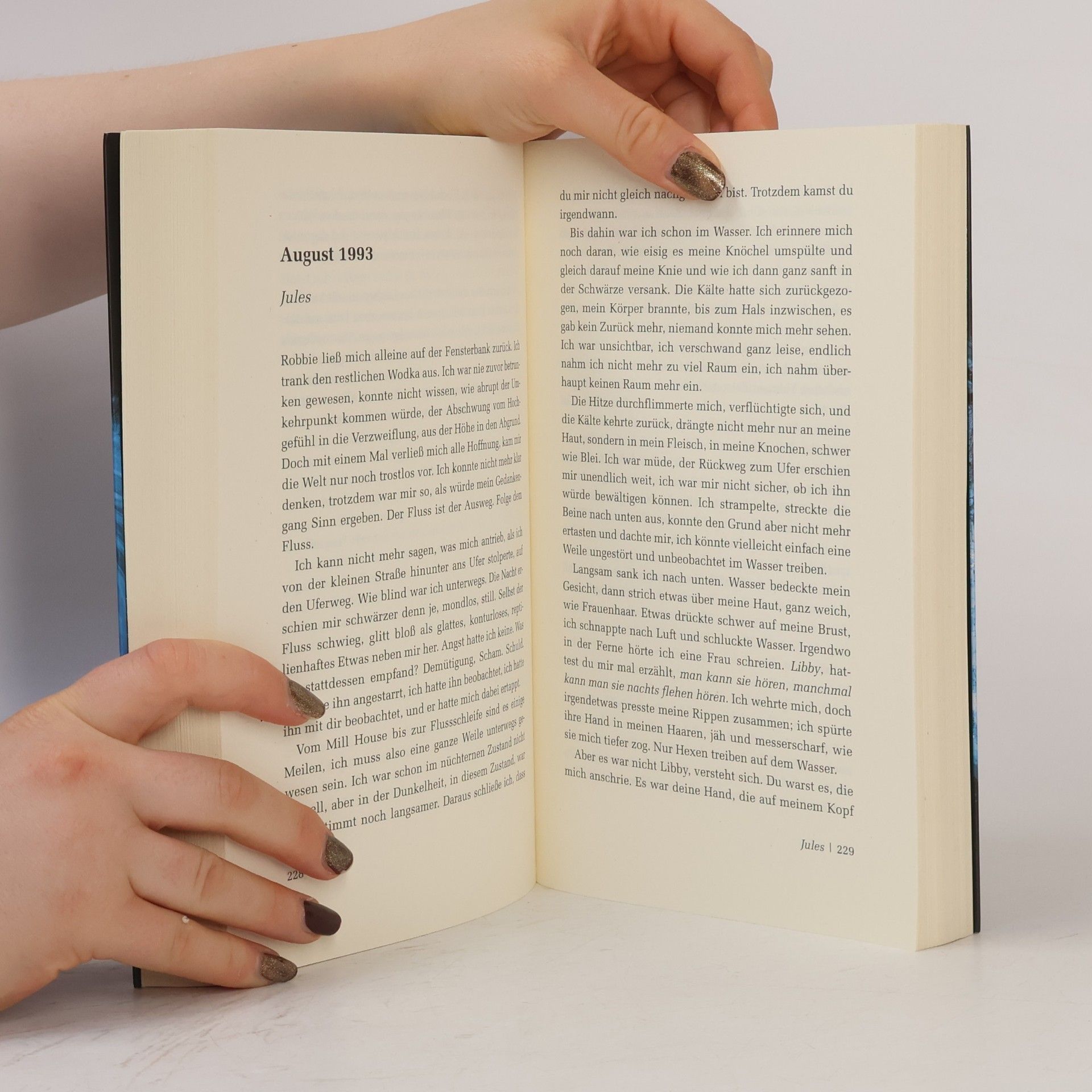 Paula Hawkins Into the Water