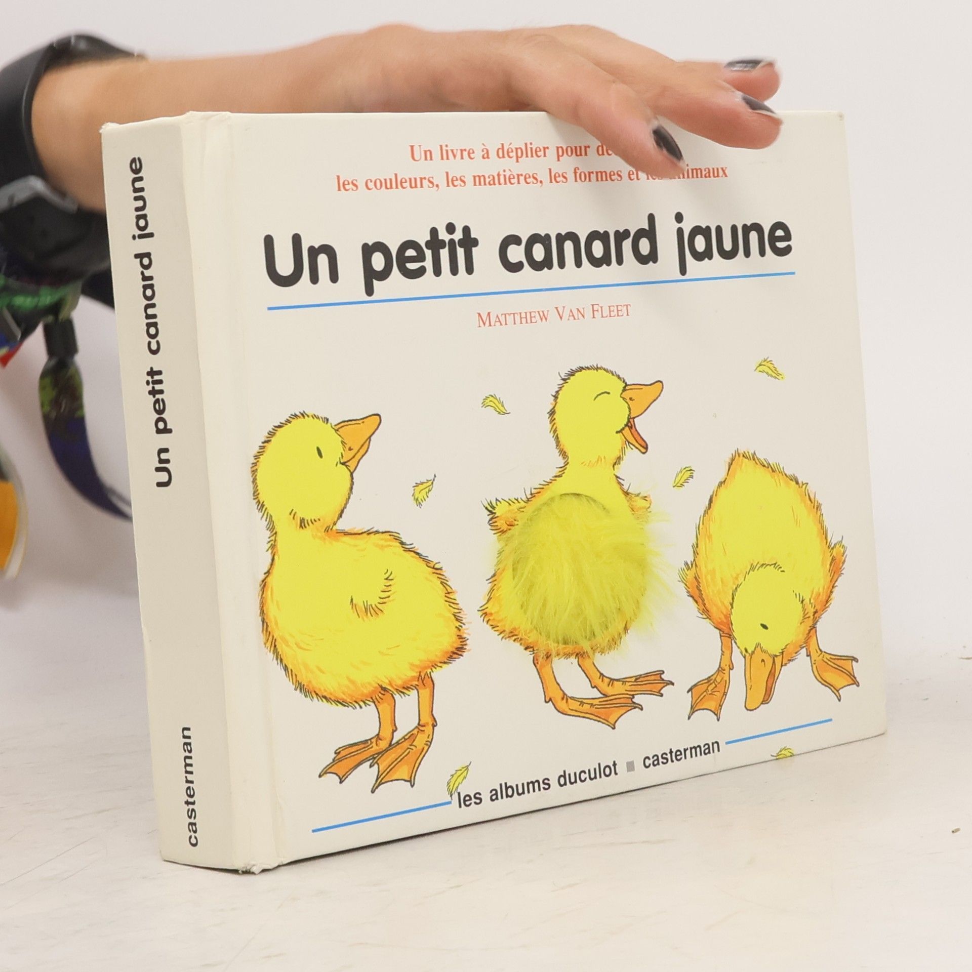 Un petit canard jaune