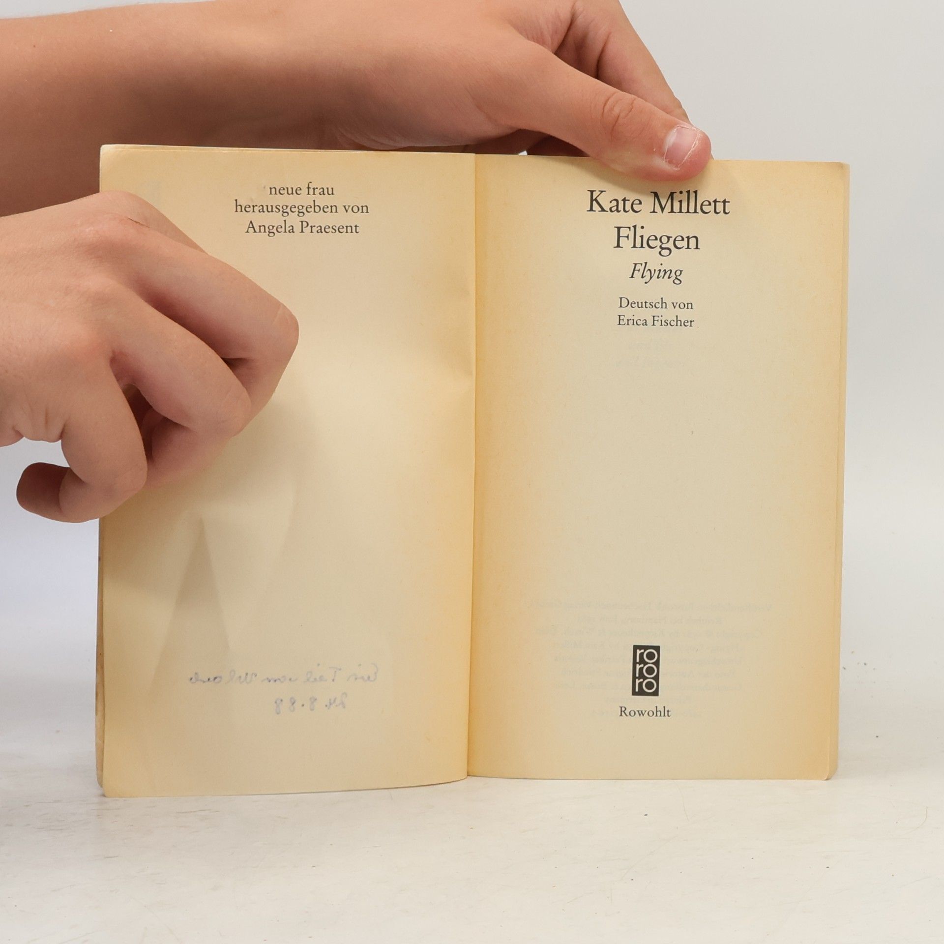 Kate Millett Fliegen / Flying