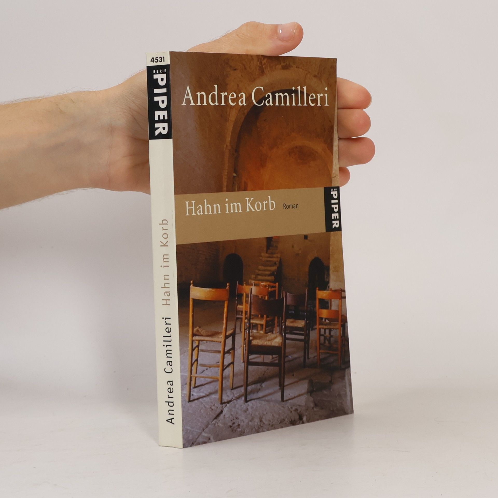 Andrea Camilleri Hahn im Korb