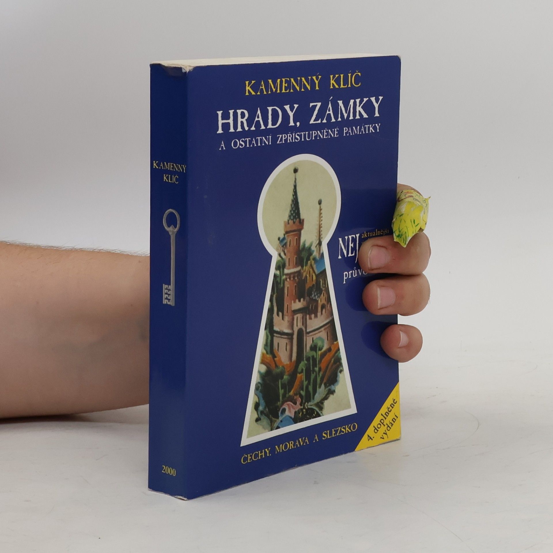 Roman Abušinov Kamenný klíč k 340 hradům, zámkům a ostatním zpřístupněným památkám v České republice