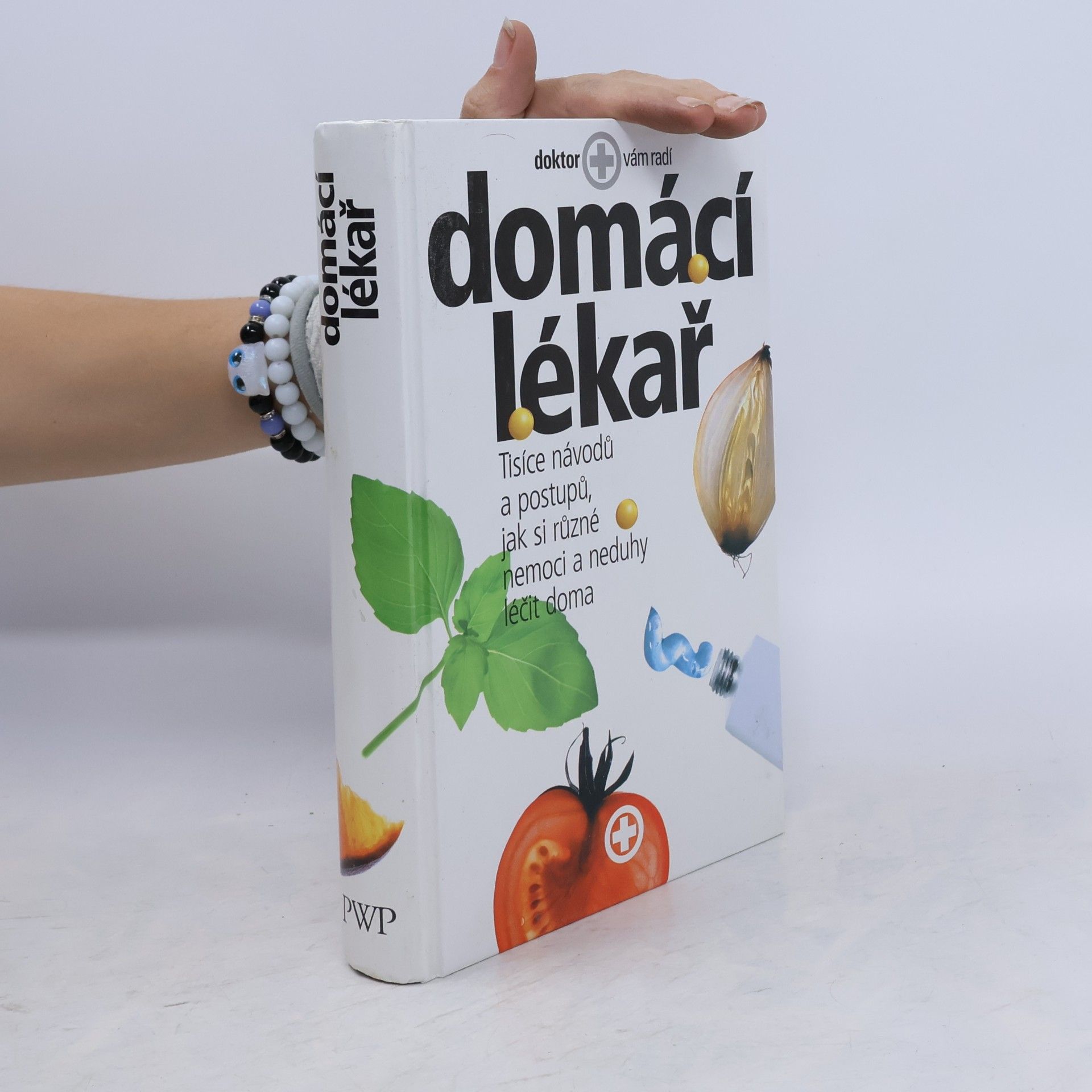 kolektiv Domácí lékař. Tisíce návodů a postupů, jak si různé nemoci a neduhy léčit doma
