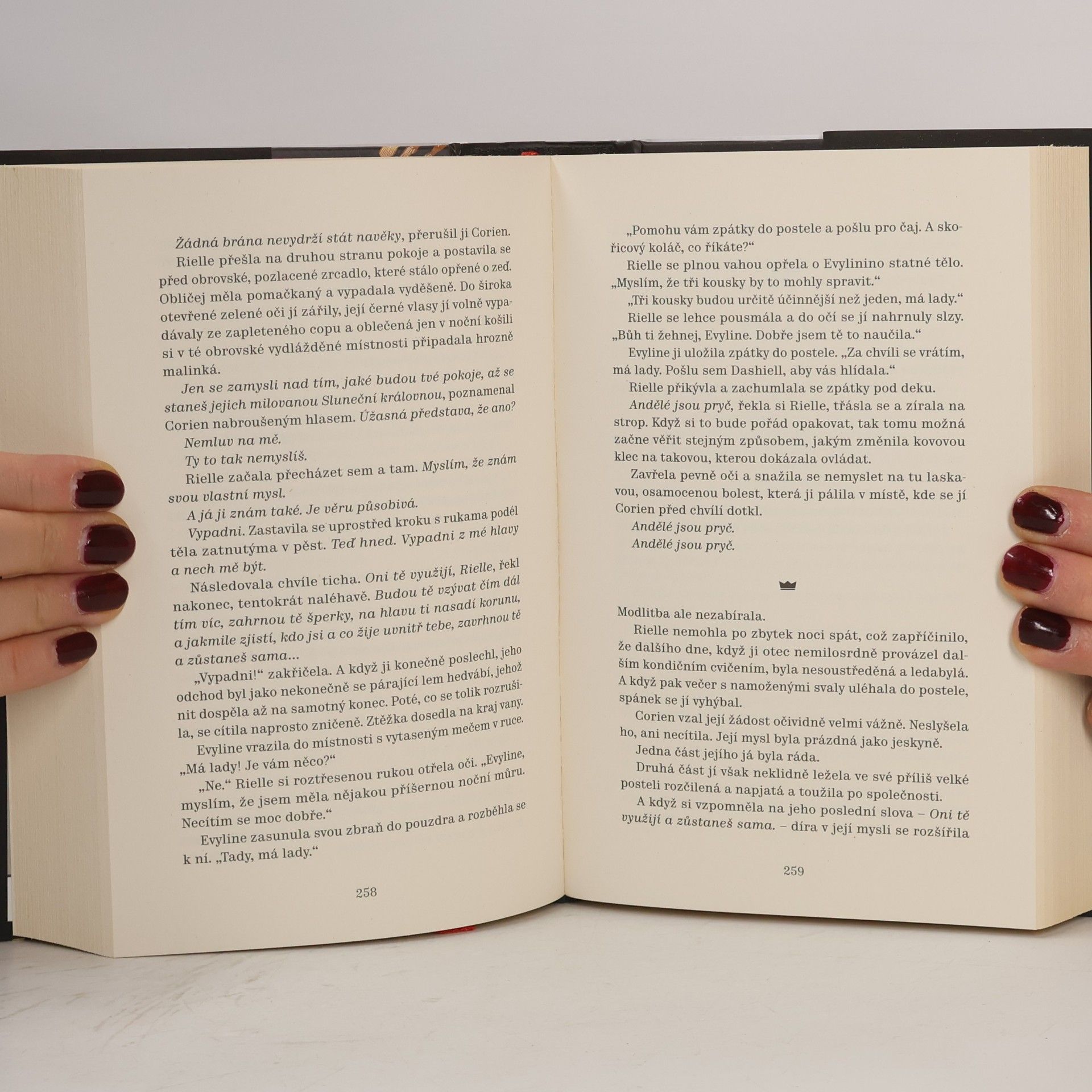 Claire Le Grand Furyborn. Trilogie Empirium - kniha první