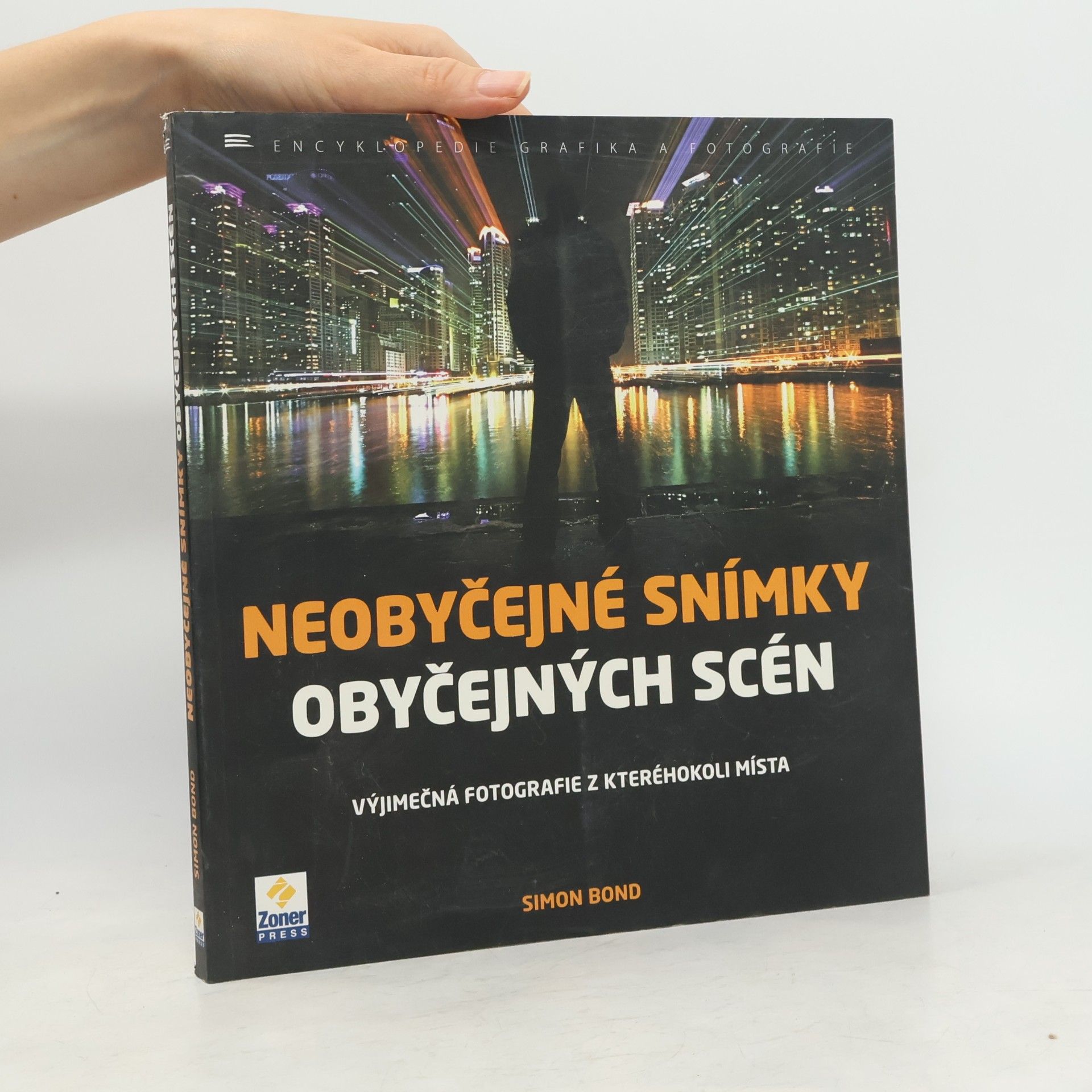 Simon Bond Neobyčejné snímky obyčejných scén