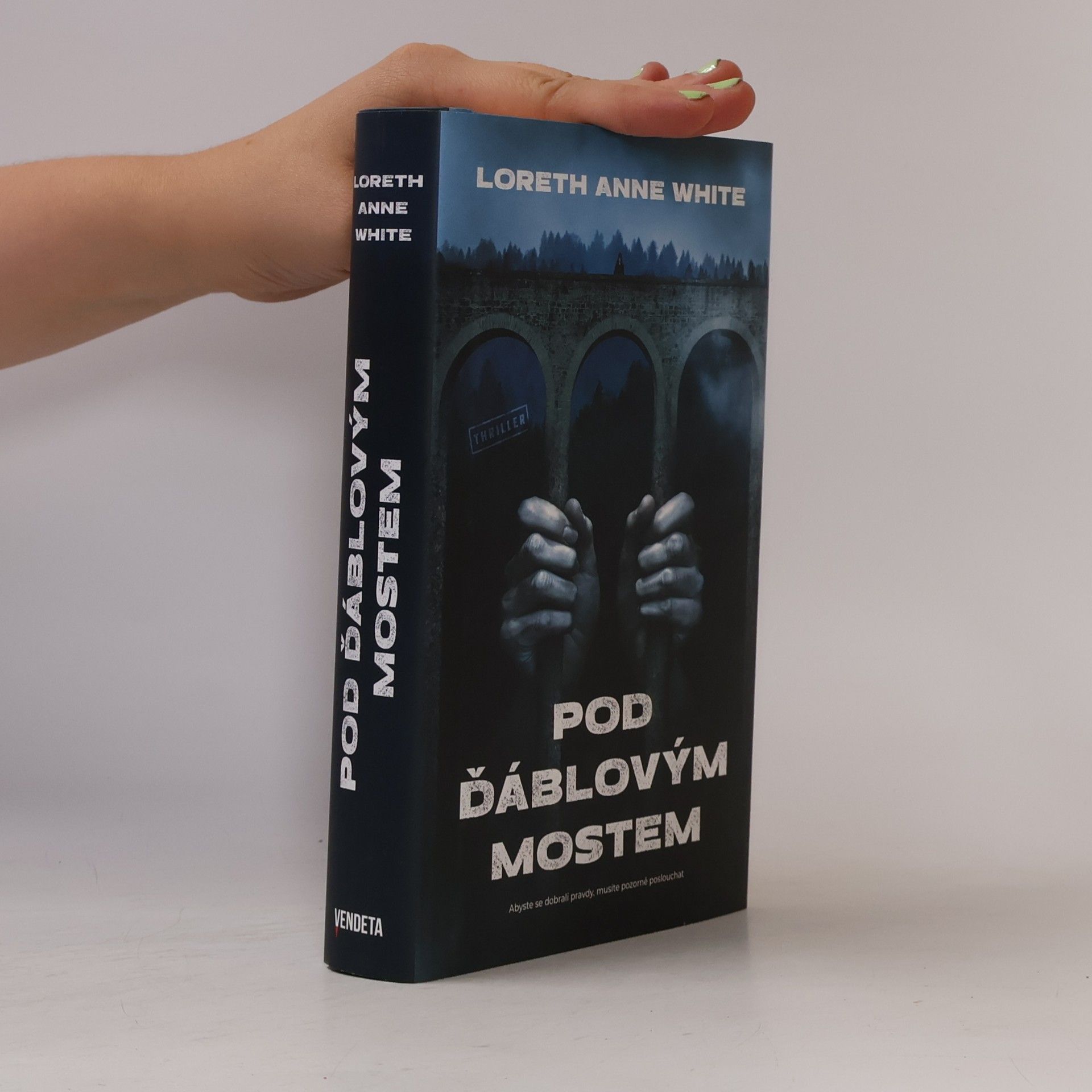 Loreth Anne White Pod ďáblovým mostem