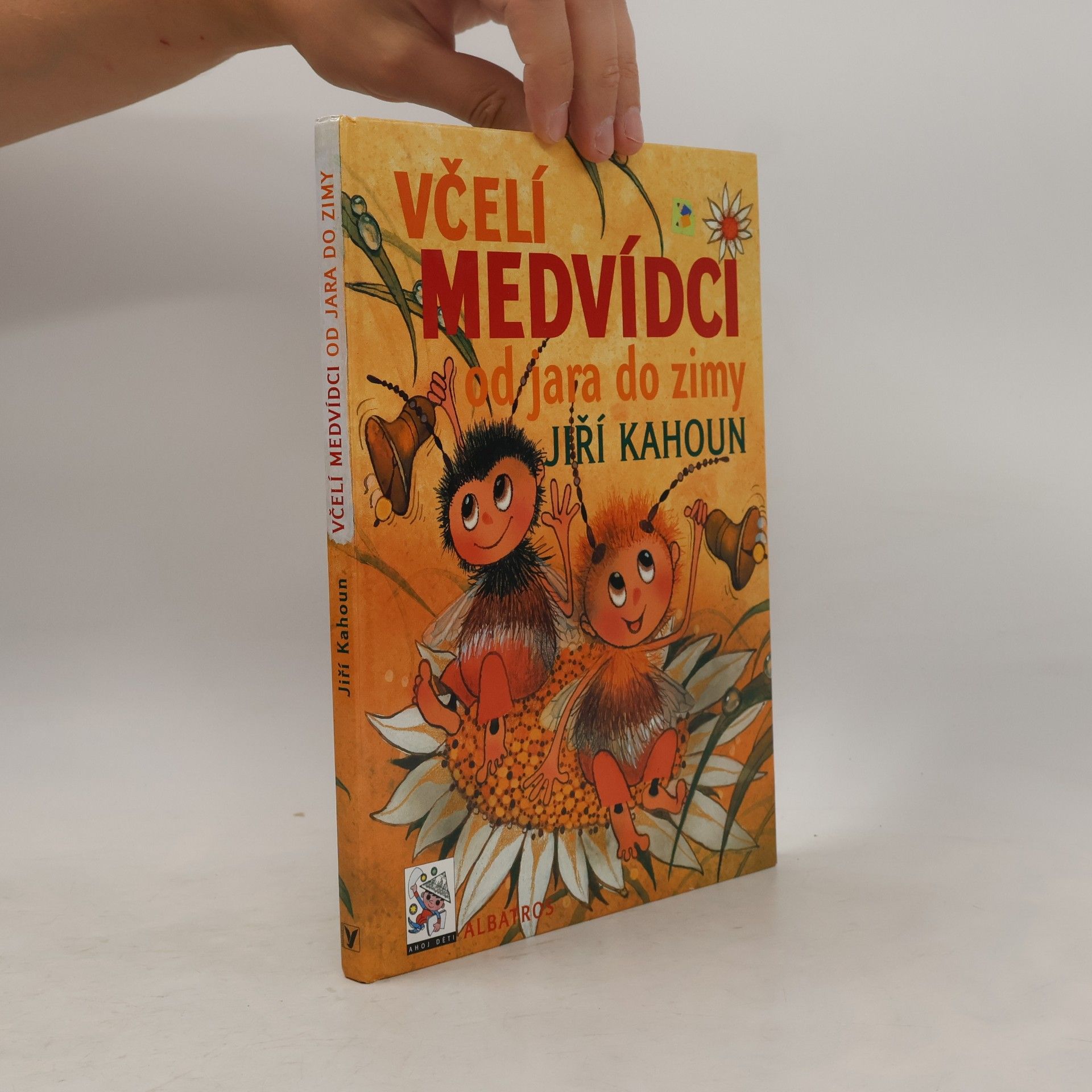 Ivo Houf Včelí medvídci od jara do zimy