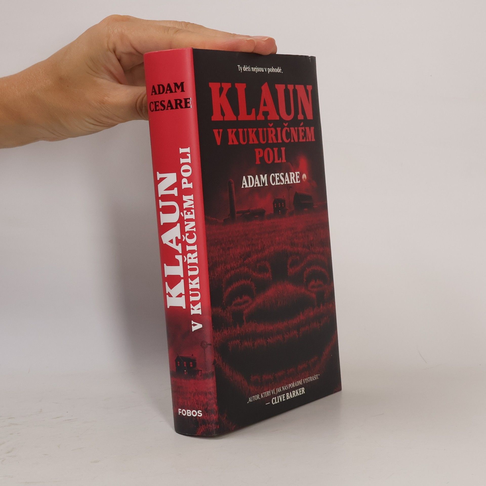 Adam Cesare Klaun v kukuřičném poli