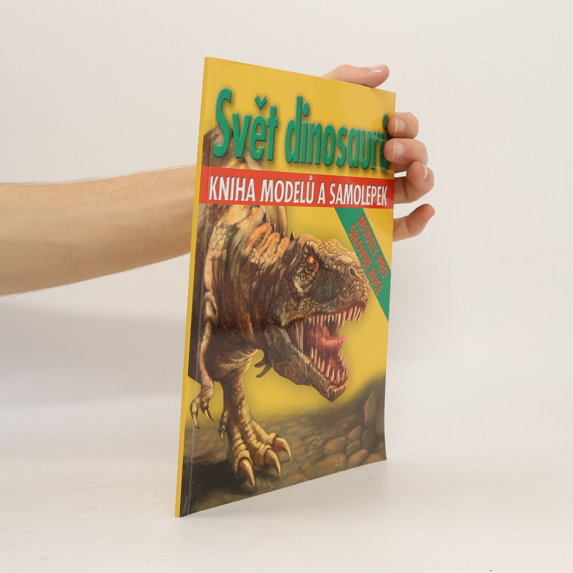 Tomáš Kapic Svět dinosaurů : kniha modelů a samolepek