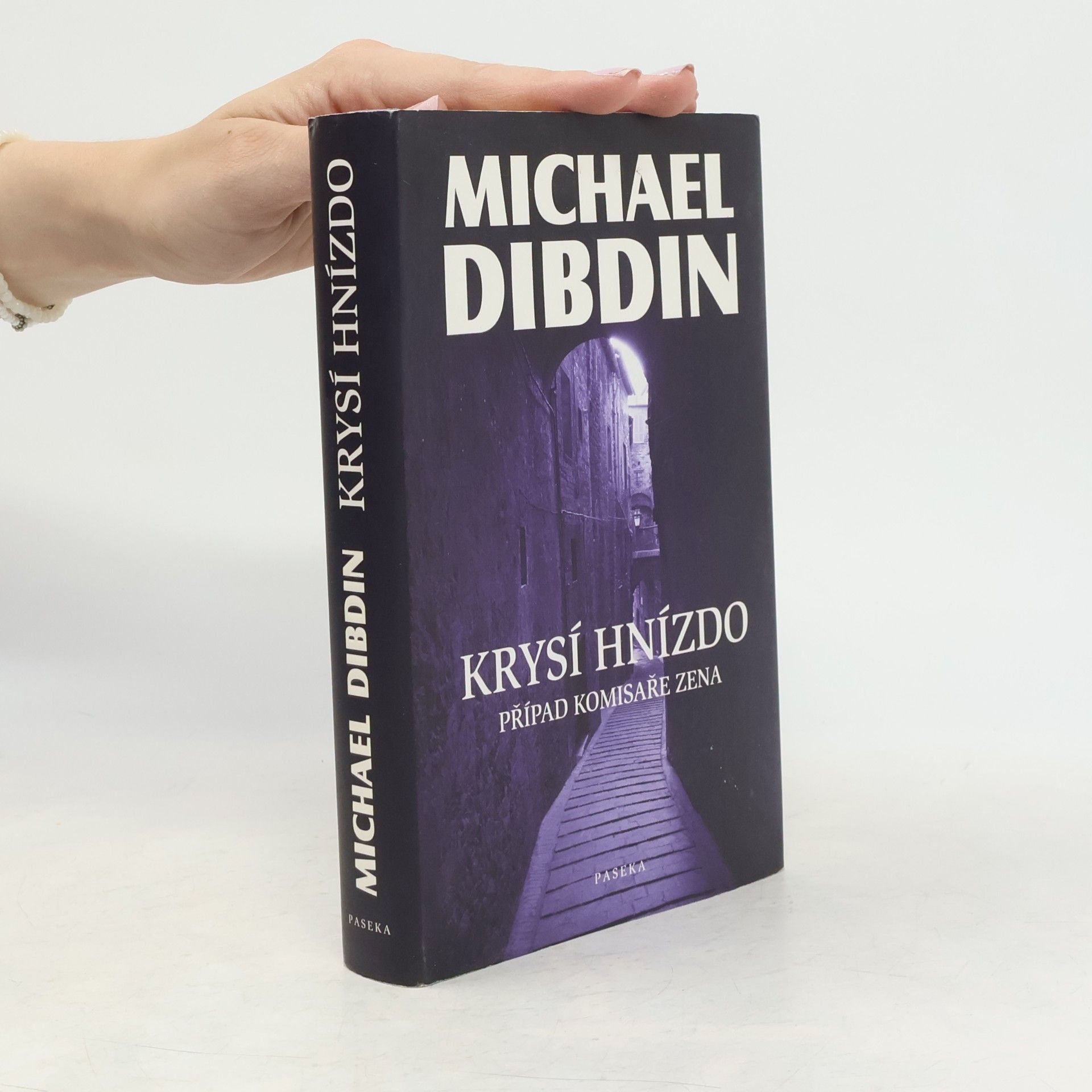 Michael Dibdin Krysí hnízdo: Případ komisaře Zena