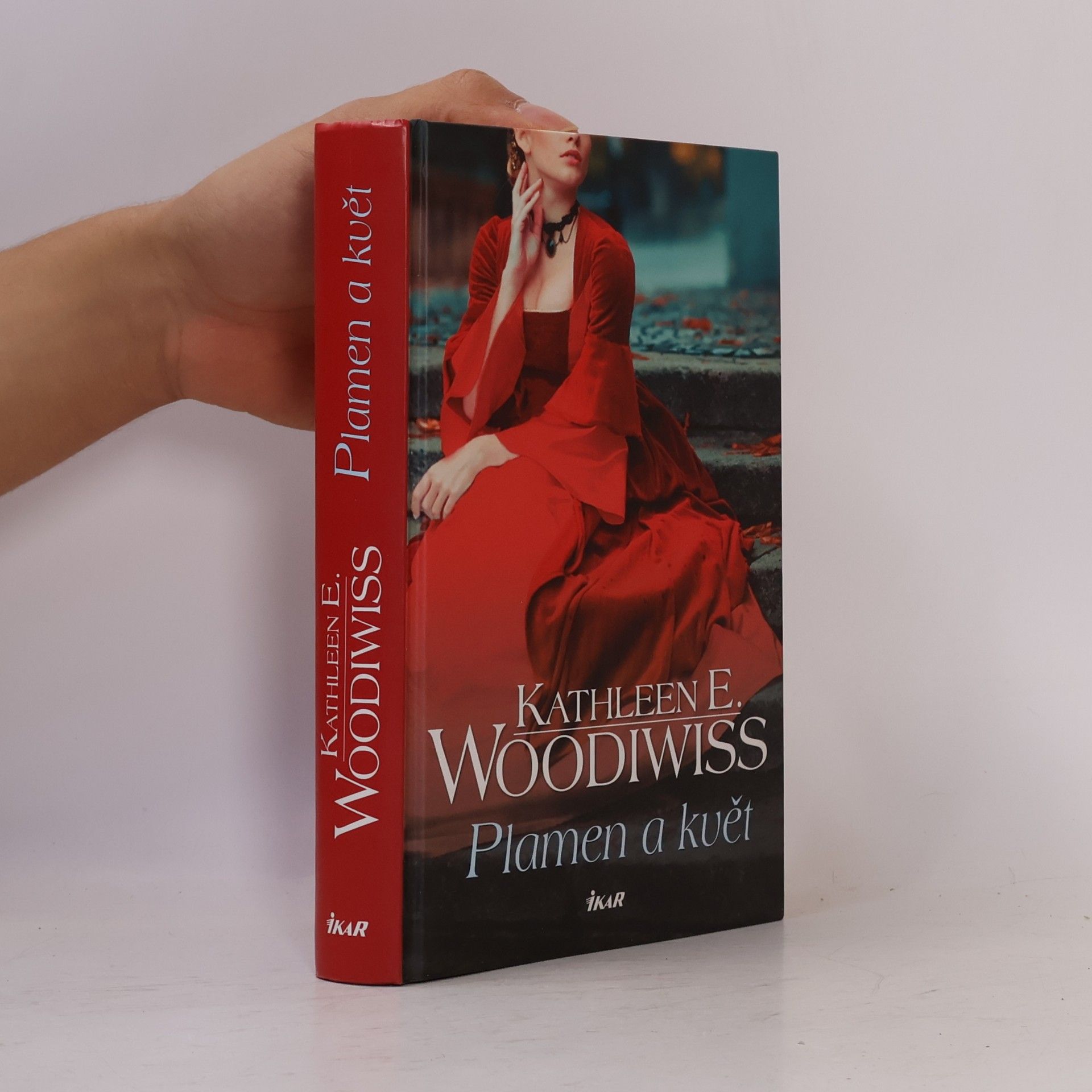 Kathleen E. Woodiwiss Plamen a květ