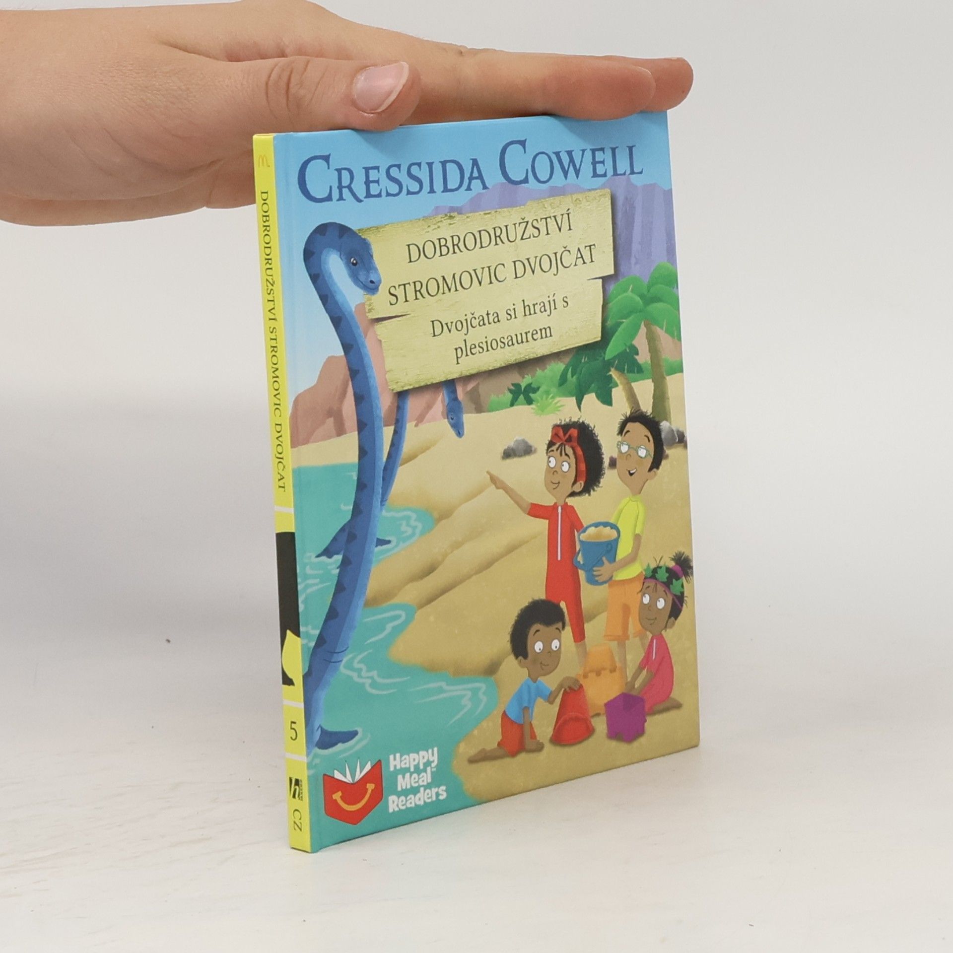 Cressida Cowell Dobrodružství Stromovic dvojčat. Dvojčata si hrají s plesiosaurem