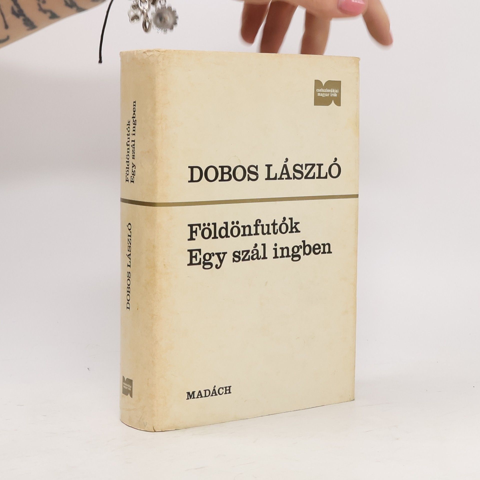 László Dobos Földönfutók ; Egy szál ingben