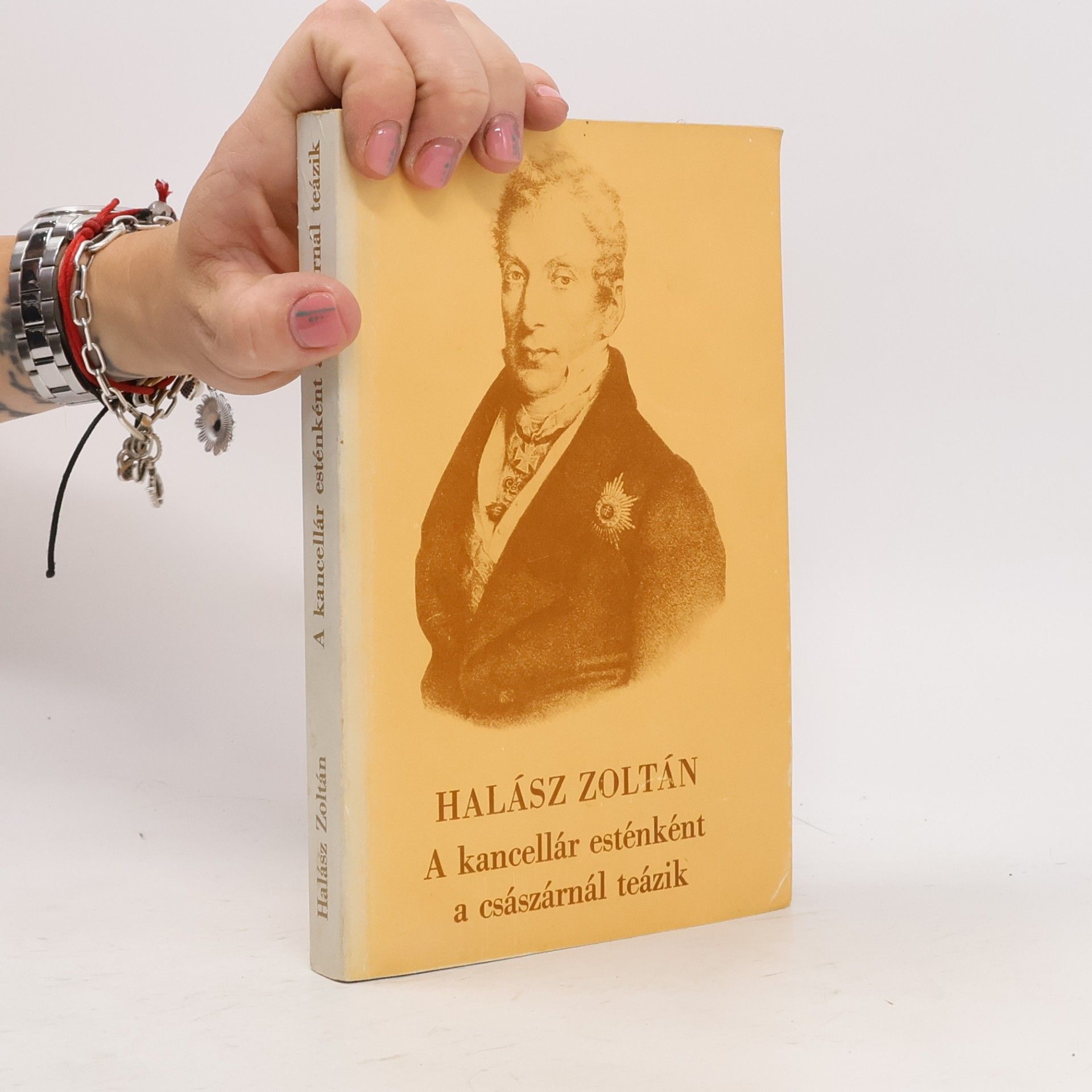 Zoltán Halász A kancellár esténként a császárńal teázik