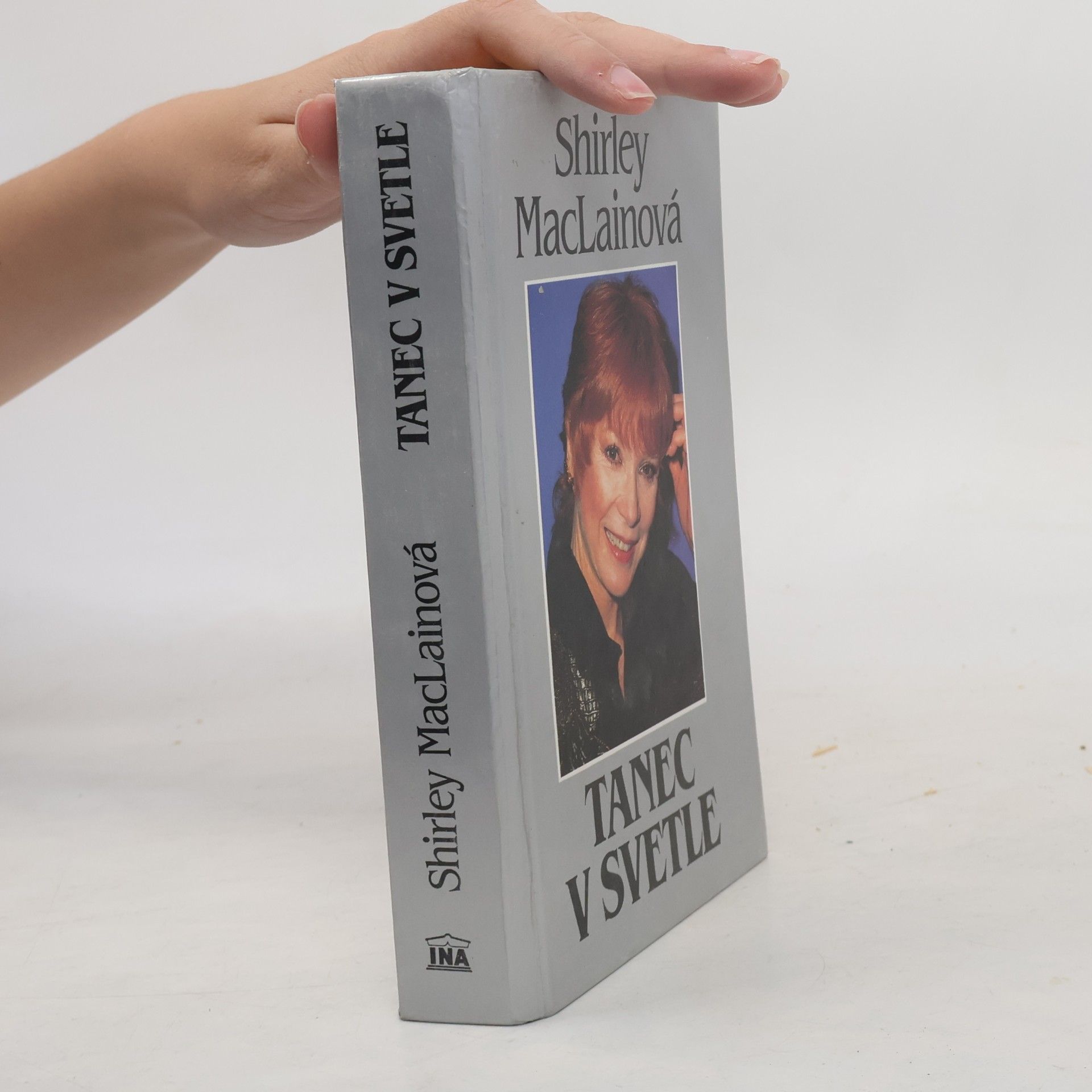 Shirlex MacLaine Tanec v svetle