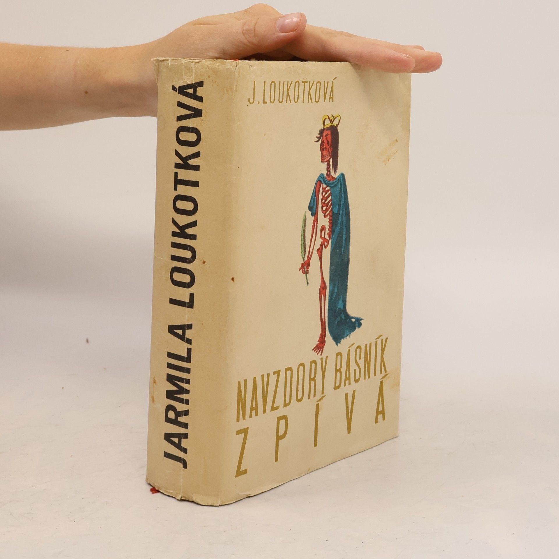 Jarmila Loukotková Navzdory básník zpívá