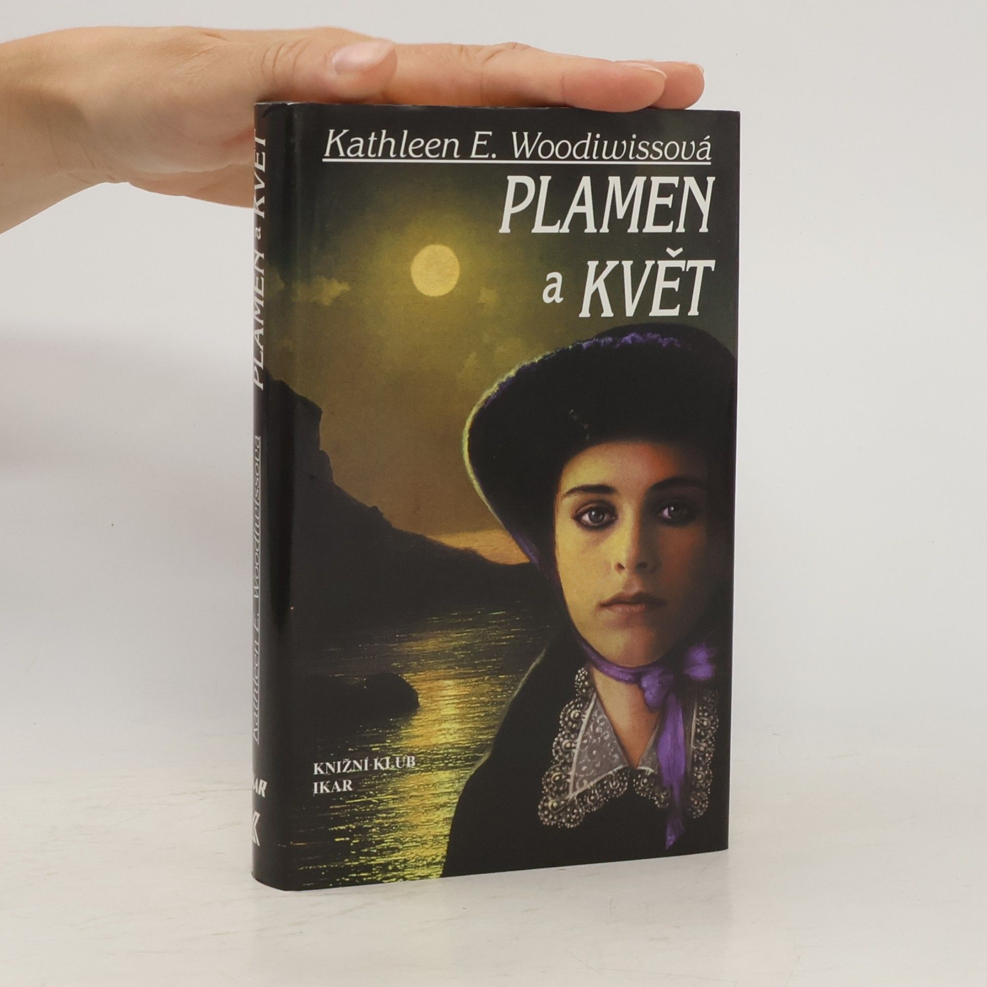 Kathleen E. Woodiwiss Plamen a květ