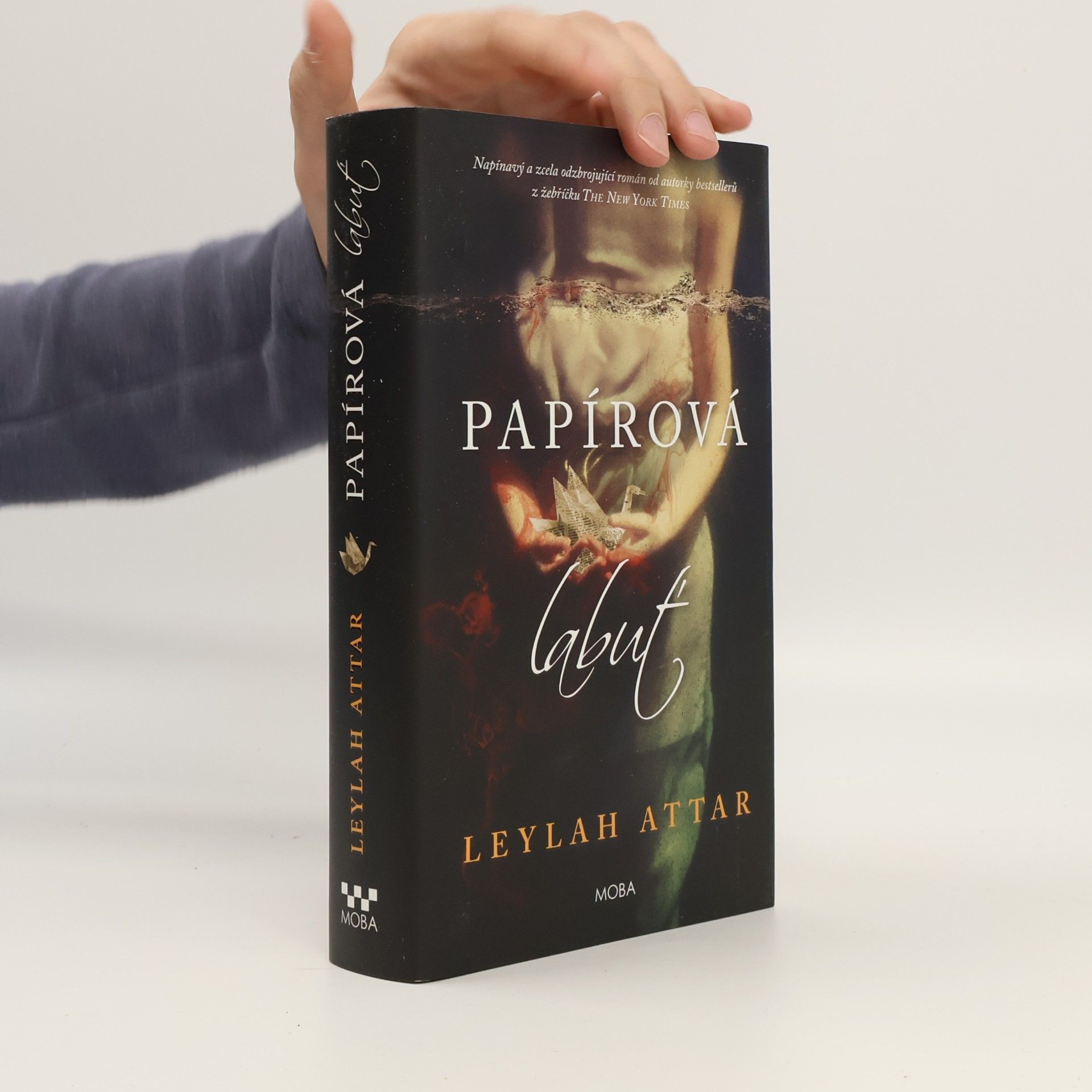 Leylah Attar Papírová labuť