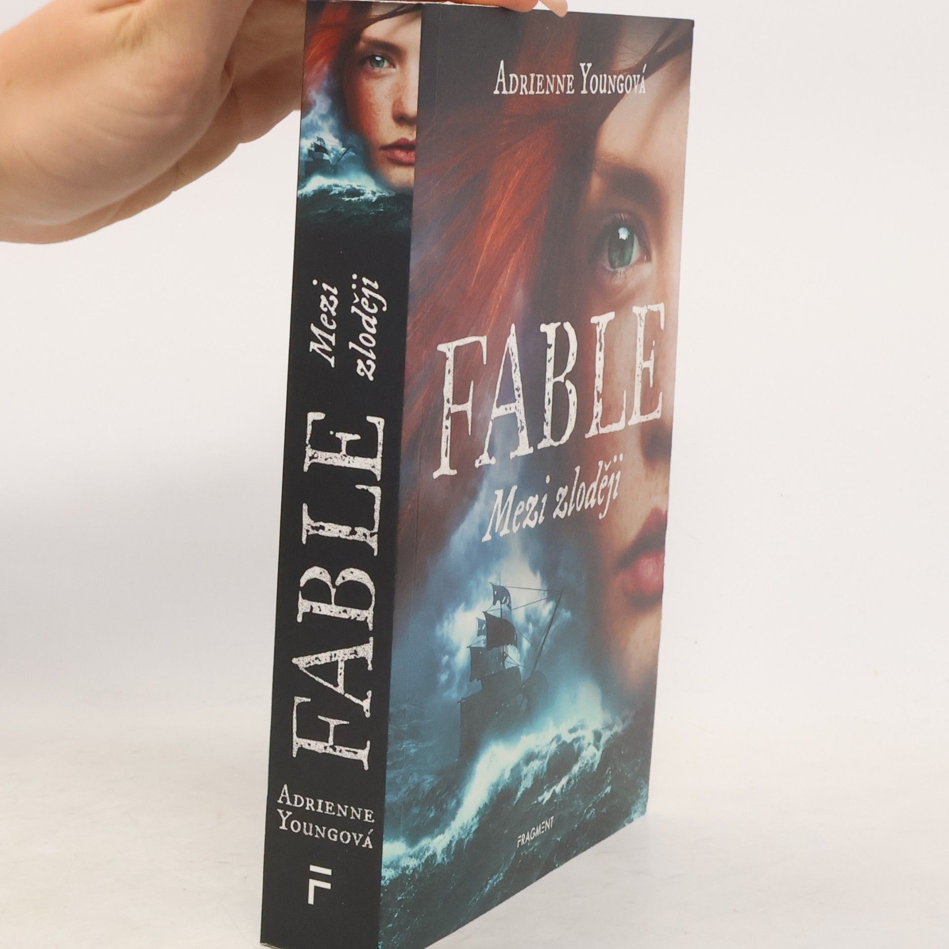 Adrienne Young Fable. Mezi zloději