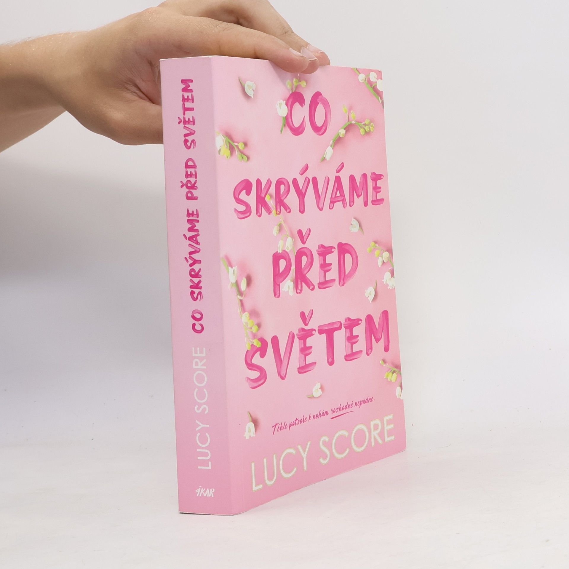 Lucy Score Co skrýváme před světem
