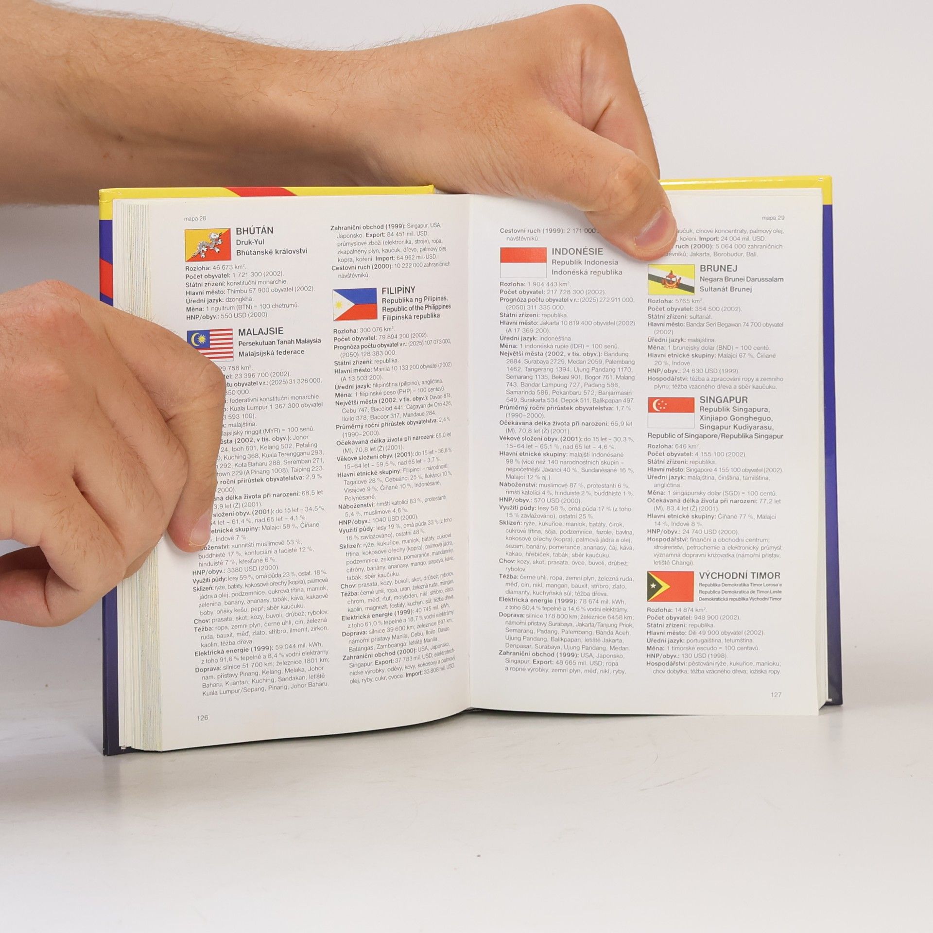 Autorenkollektiv Kapesní atlas světa