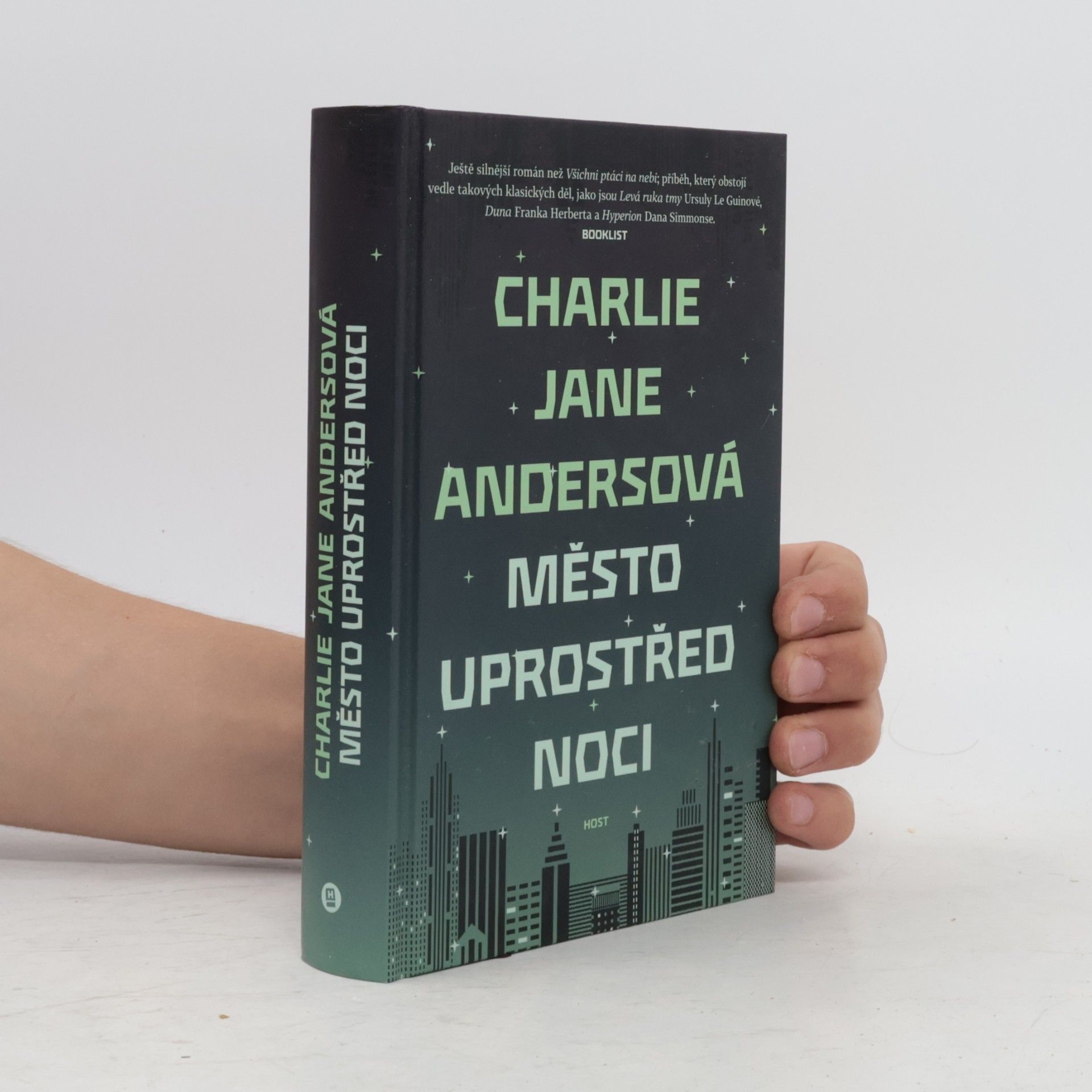 Charlie J. Anders Město uprostřed noci